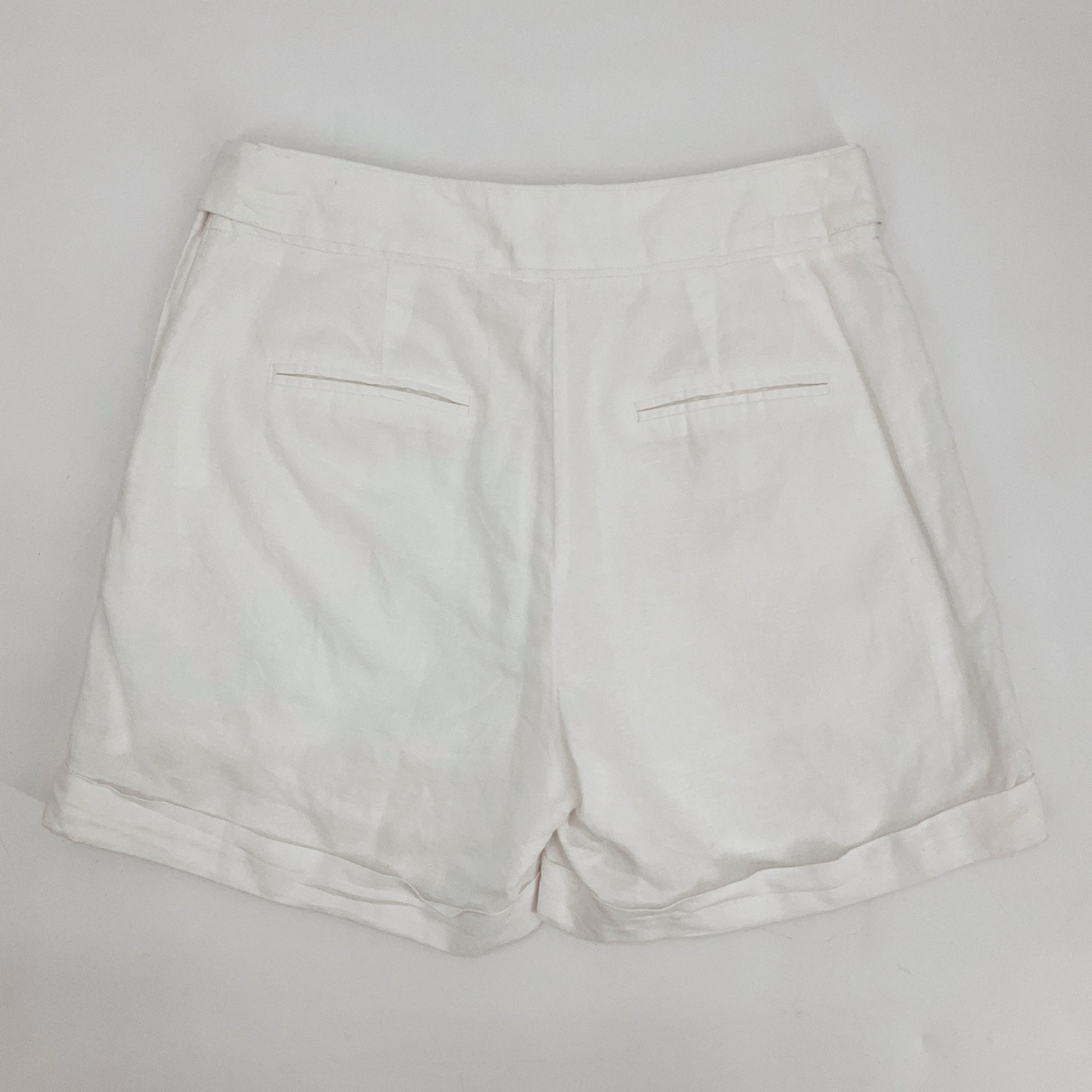 a loves a White Solid Pre-Owned Ladies Shorts - Size 2