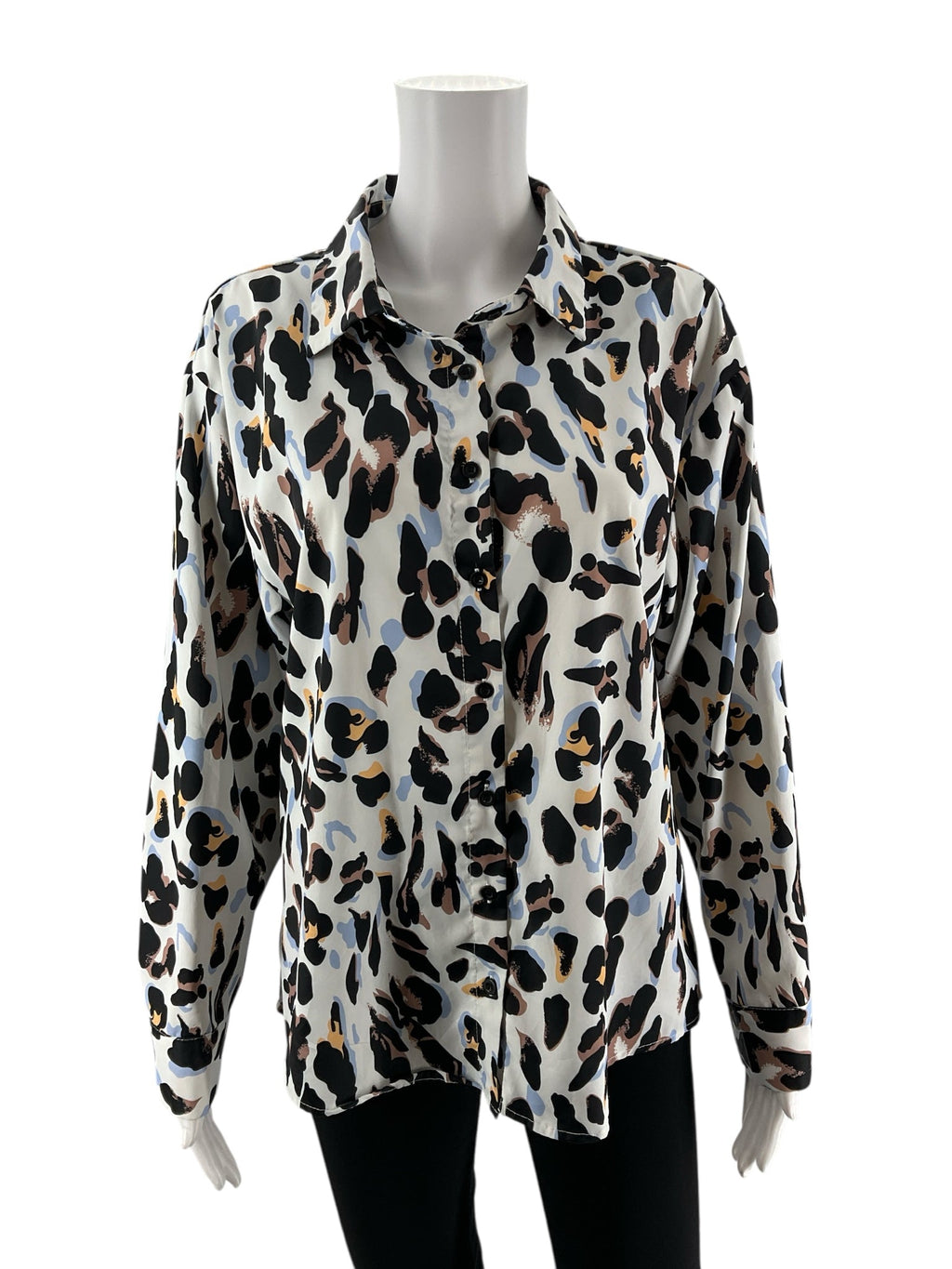 Beachsiss white and black animal print button-down blouse, collared shirt in size medium for casual or workwear.