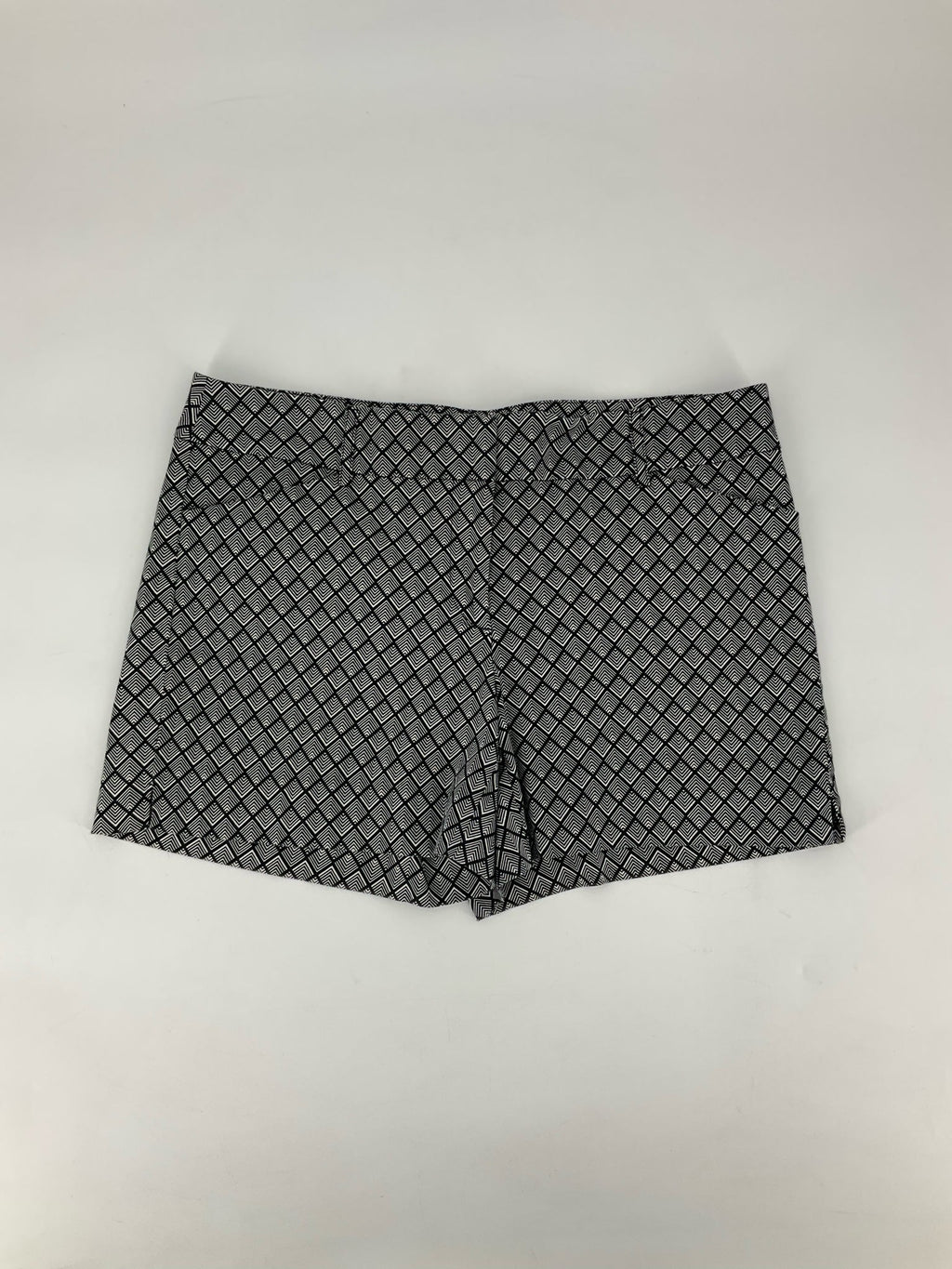 White House Black Market Black/White Print Pre-Owned Ladies Shorts - Size 10