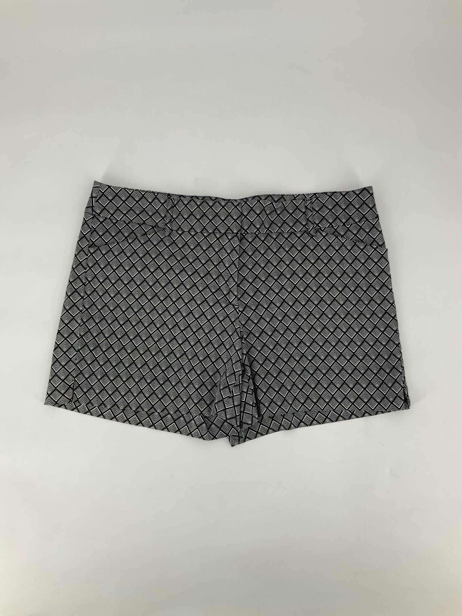 White House Black Market Black/White Print Pre-Owned Ladies Shorts - Size 10