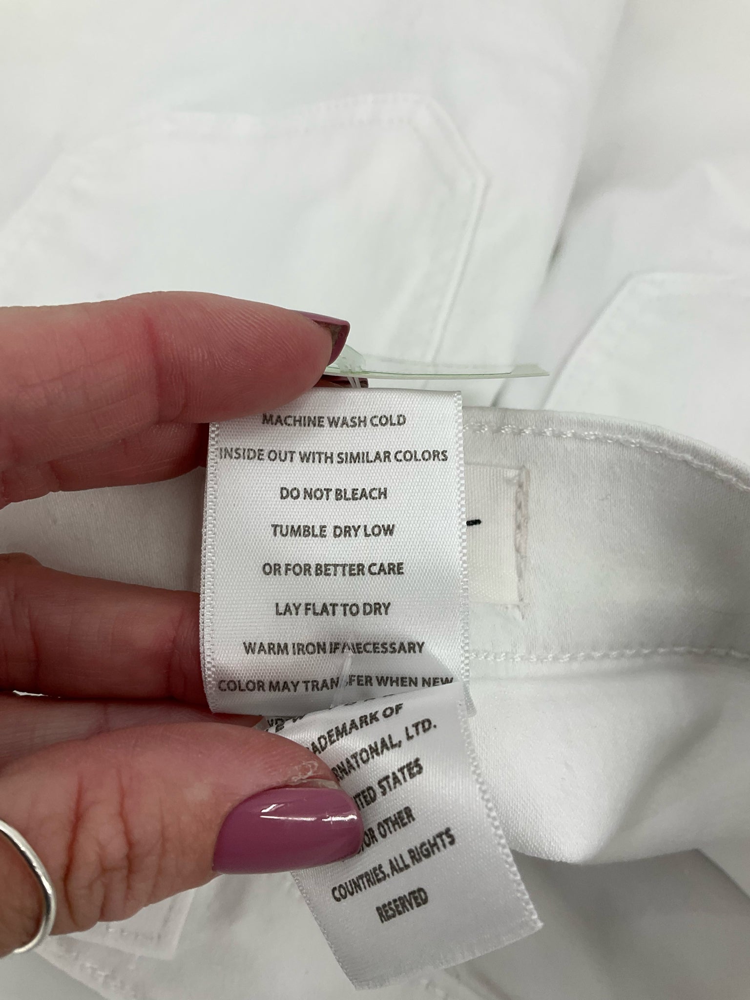 Nicole Miller White Solid Pre-Owned Ladies Shorts - Size 4