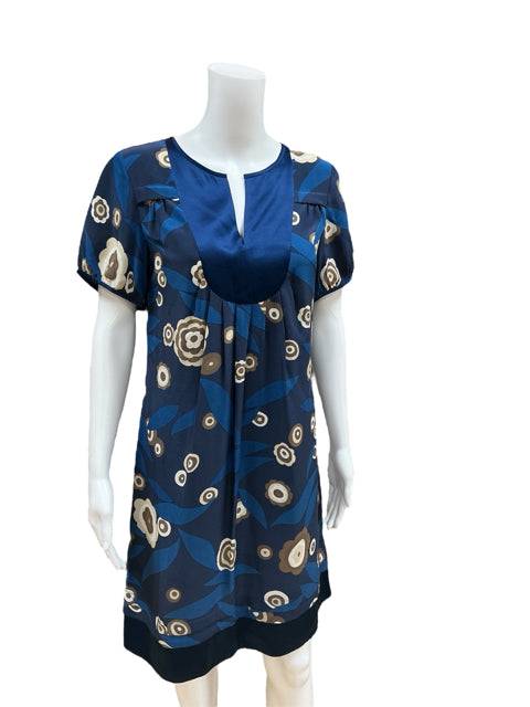 Side angled view of Banana Republic Dress Size Small on mannequin, showcasing short sleeves and chic navy/tan print. Great for everyday elegance.