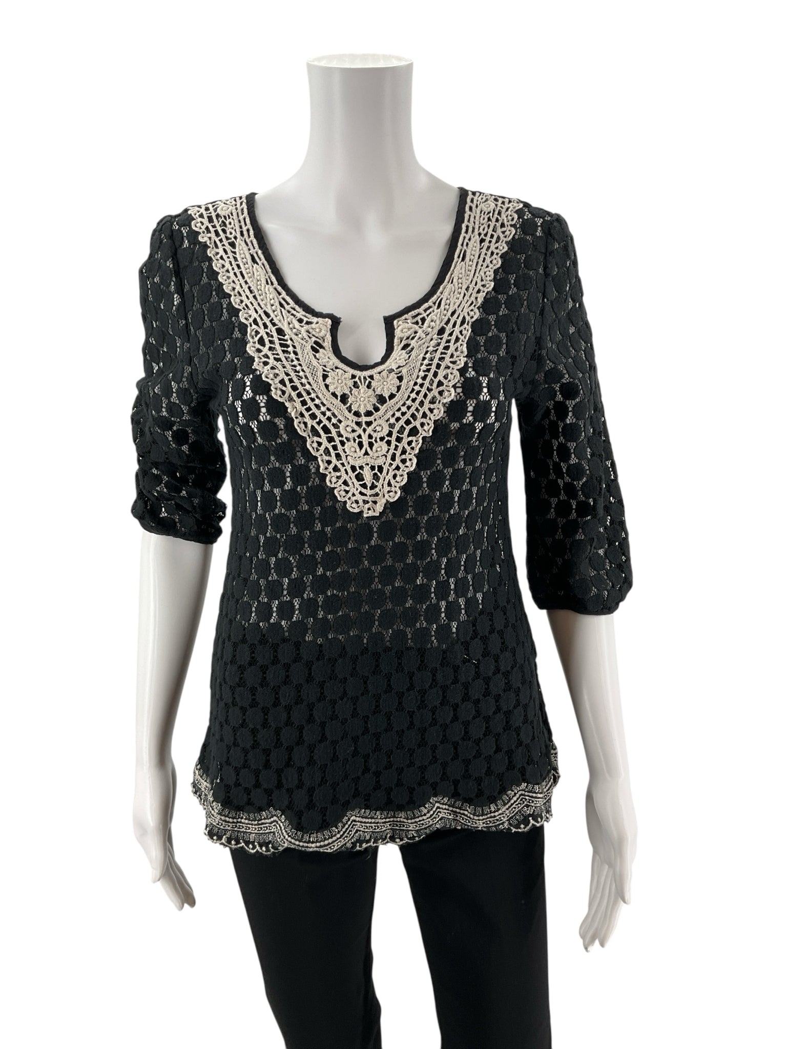 Pre-owned Solitaire black lace top in size small, featuring a bohemian design perfect for casual and festival wear.