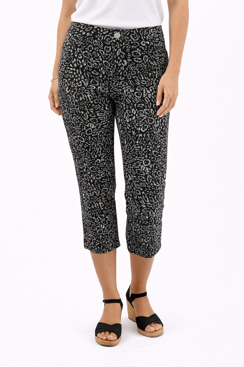 Chico's black and white print pull-on straight leg ankle pants for women in size large, ideal for casual travel wear.