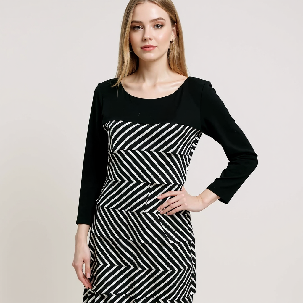 White House Black Market Black/White Ladies Pre-Owned New with Tags Dress - Size Medium