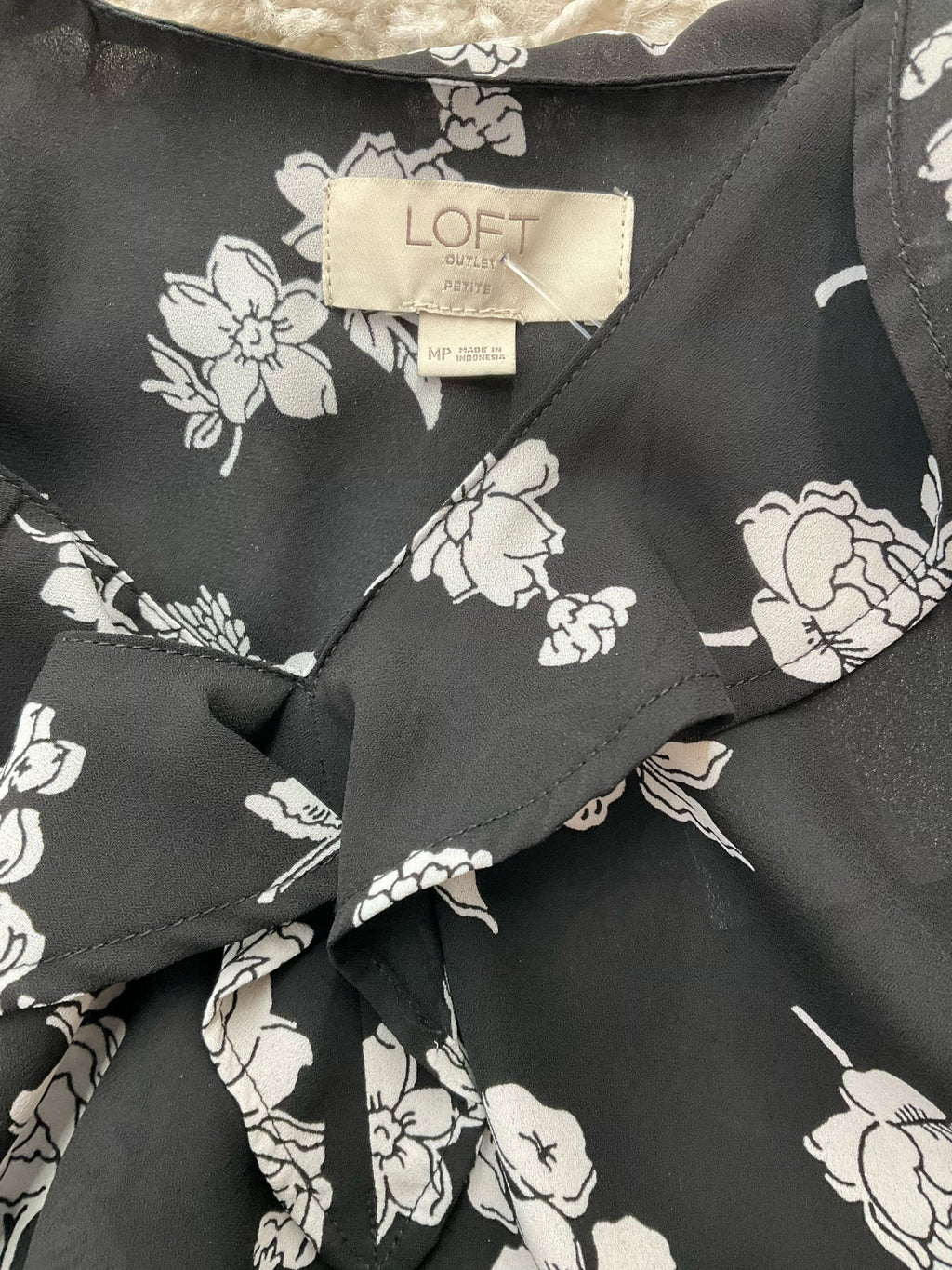 Loft Black/White Floral Pre-Owned Ladies Top - Size Medium Petite