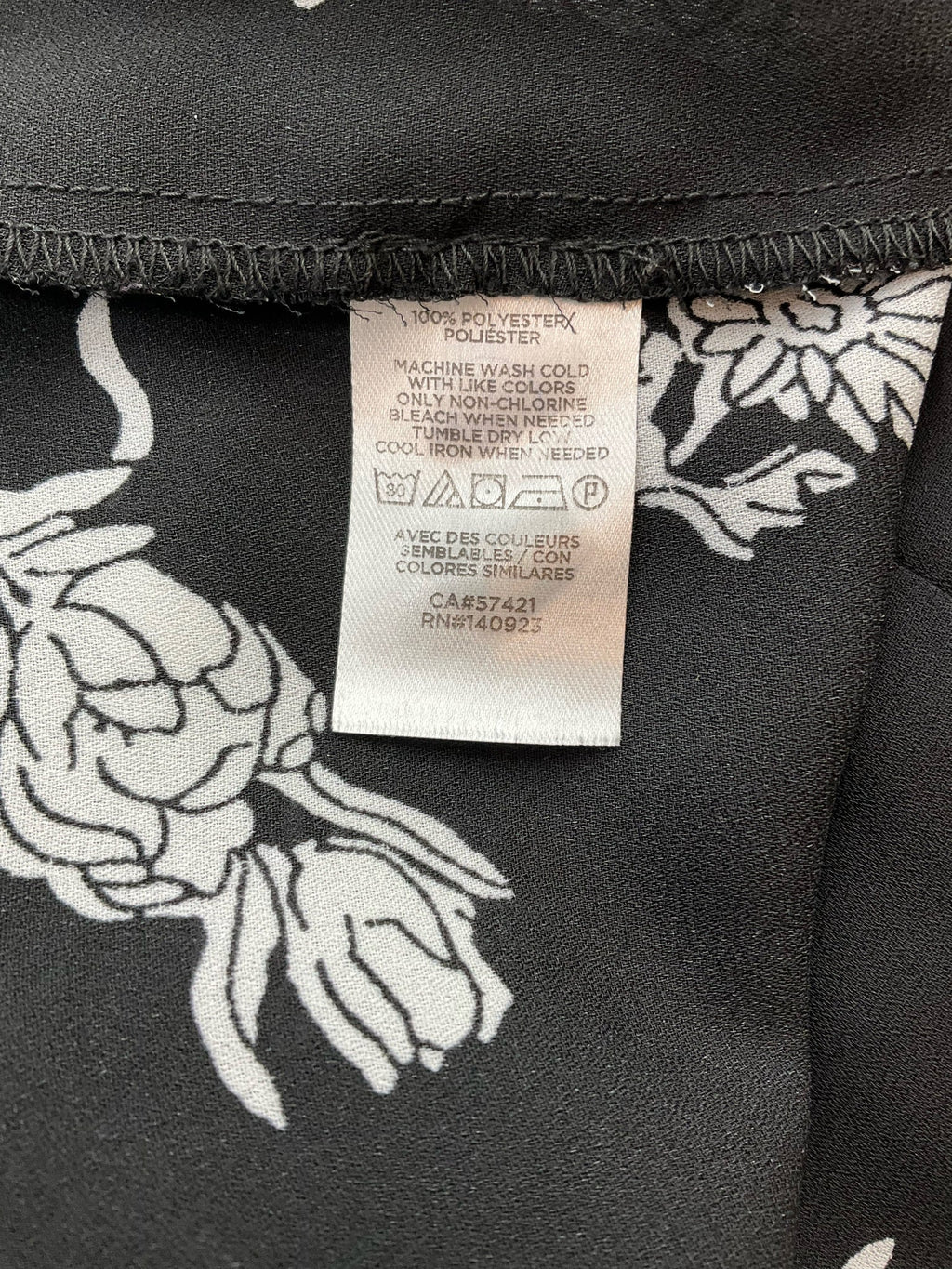 Loft Black/White Floral Pre-Owned Ladies Top - Size Medium Petite