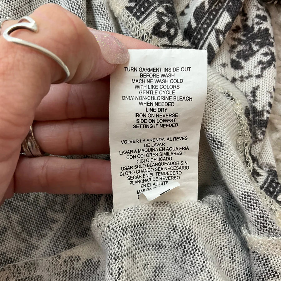 Rewind Gray/Cream Paisley Pre-Owned Ladies Top - Size Small