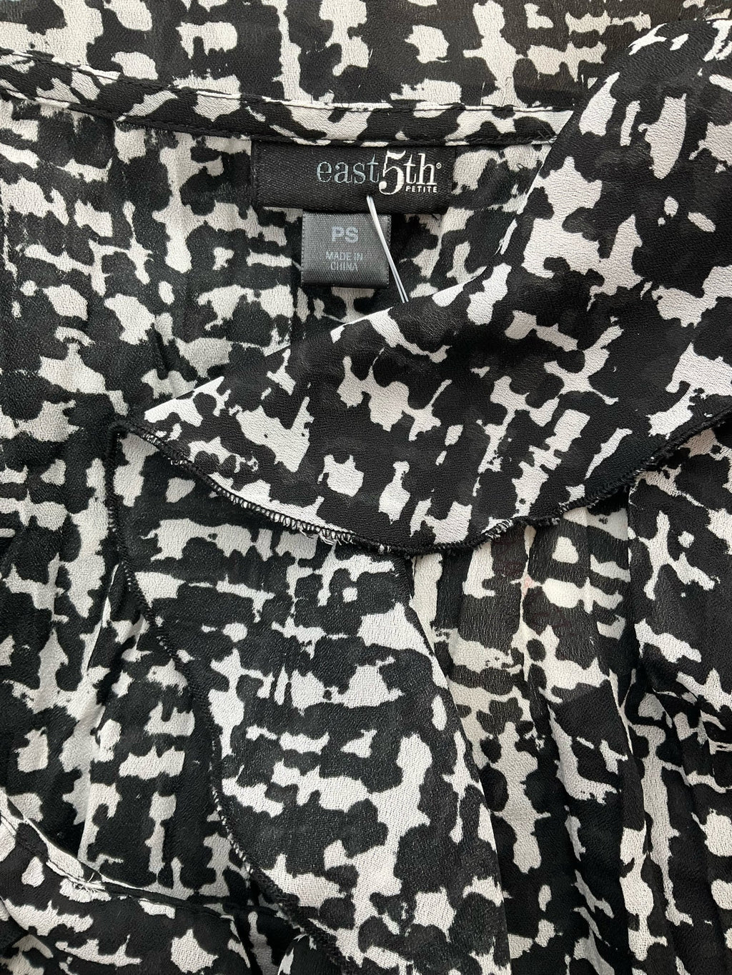 East 5th Black/White Print Pre-Owned Ladies Top - Size Small Petite