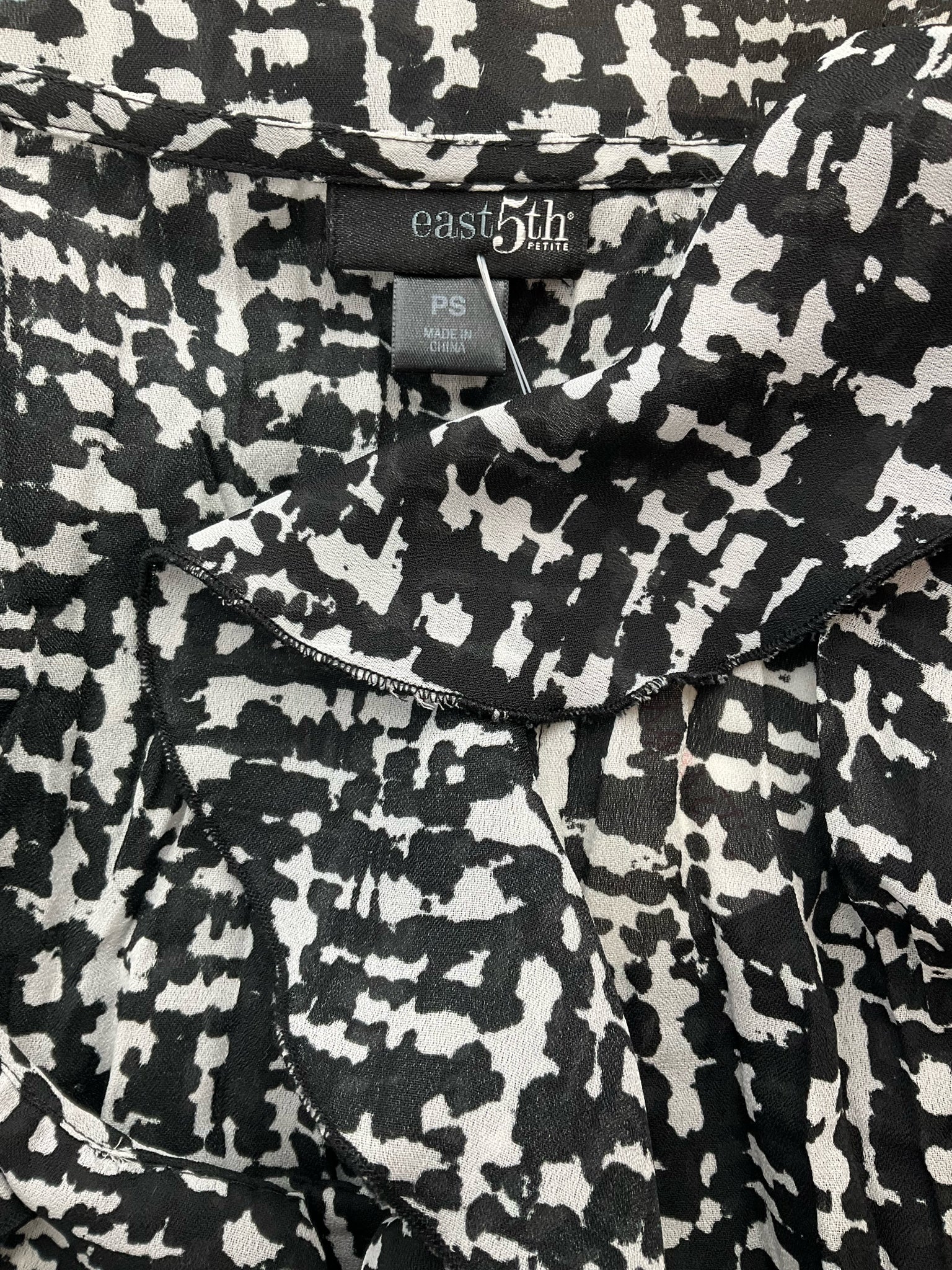 East 5th Black/White Print Pre-Owned Ladies Top - Size Small Petite