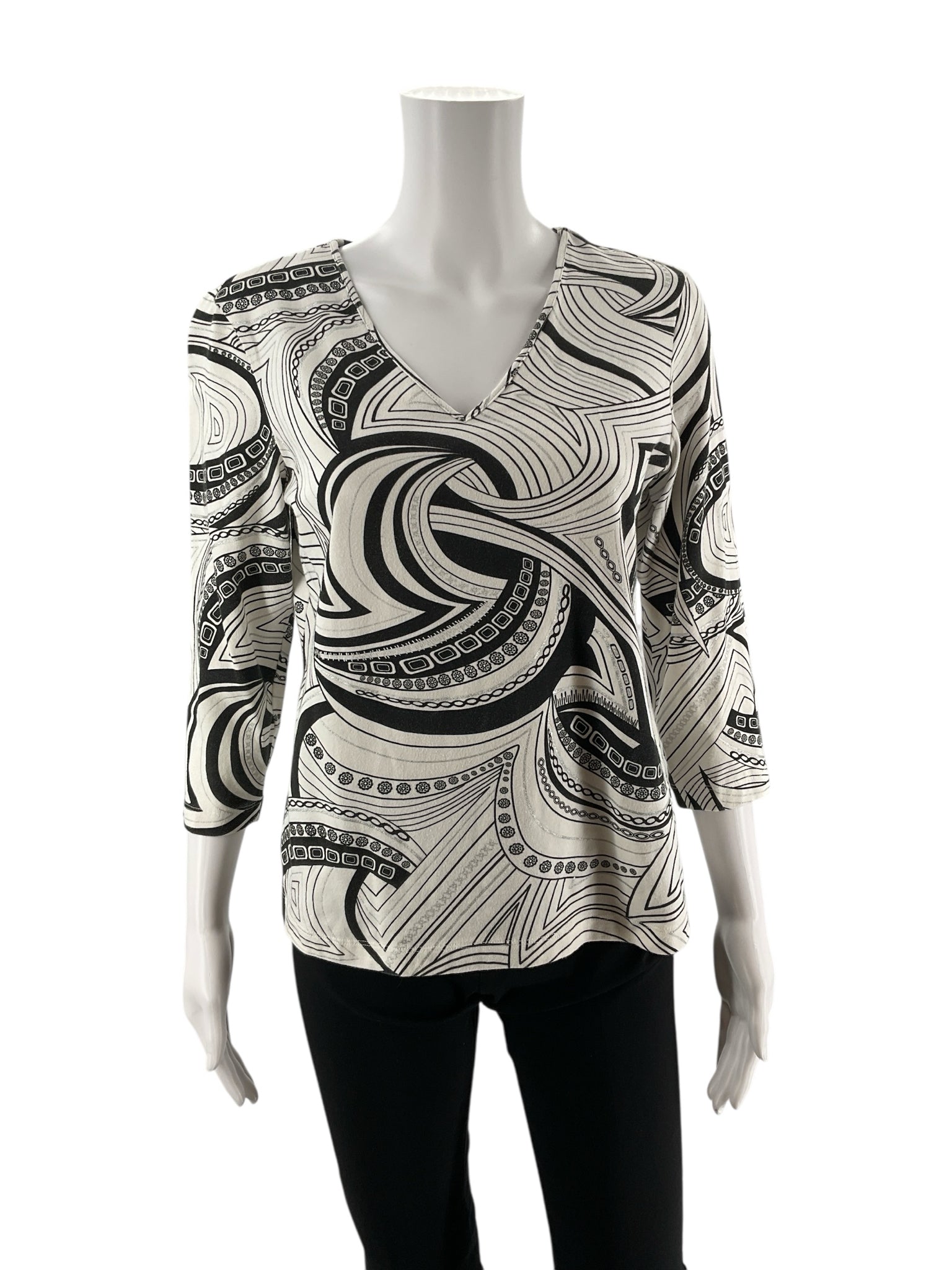 Chico's pre-owned black and white print V-neck pullover top for women, size medium, displayed on a hanger.