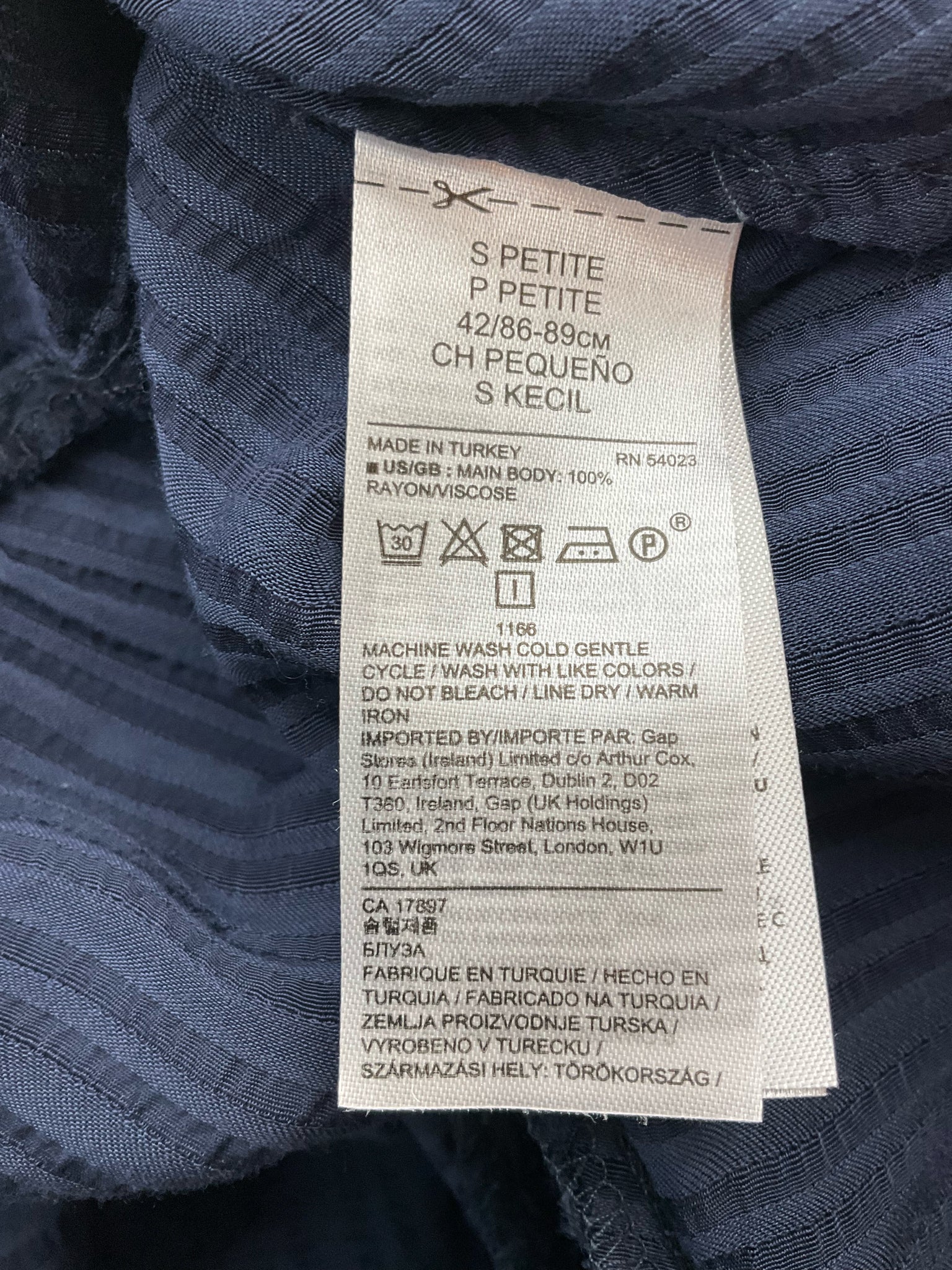 Banana Republic Navy Ribbed Pre-Owned Ladies Top - Size Small Petite