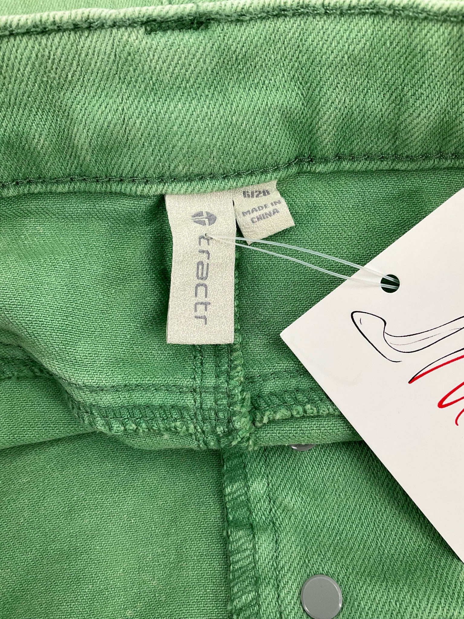 tractr Green Solid Pre-Owned Ladies New With Tags Shorts - Size 6
