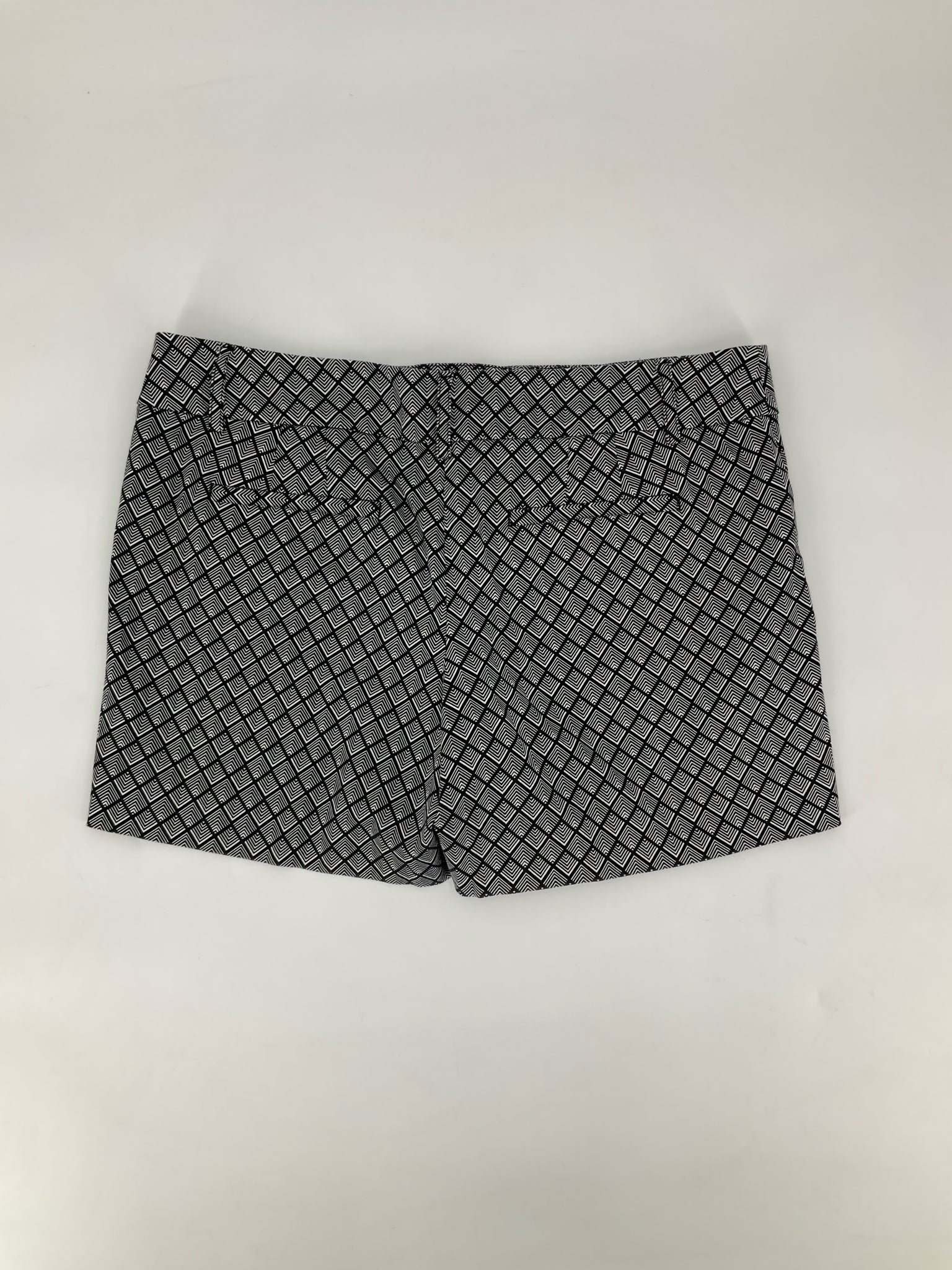 White House Black Market Black/White Print Pre-Owned Ladies Shorts - Size 10