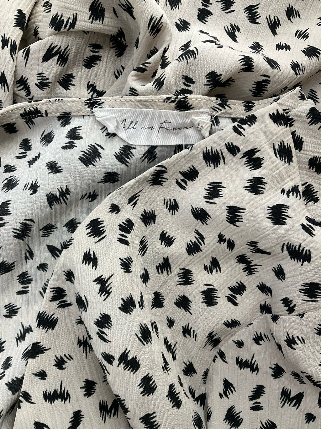 All in Favor - Tan/black Print Pre-Owned Ladies Casual Top - Size Small