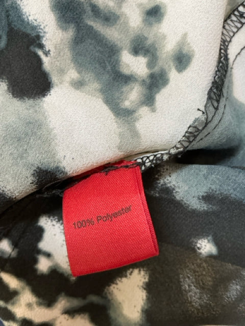 Fabric tag of 5/48 Black/Cream/Gray Print Dress - Size XS showing 100% polyester material. Lightweight and ideal for casual or office wear.