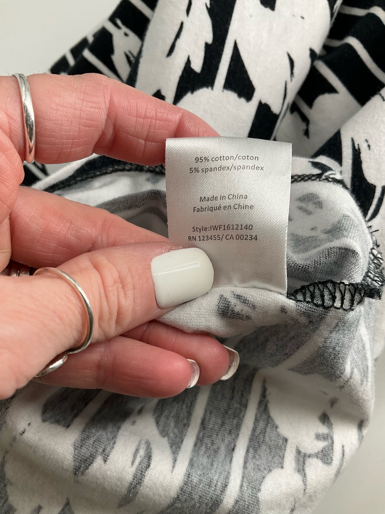 No Brand - Black/White Floral Pre-Owned Ladies Casual Top - Size Large