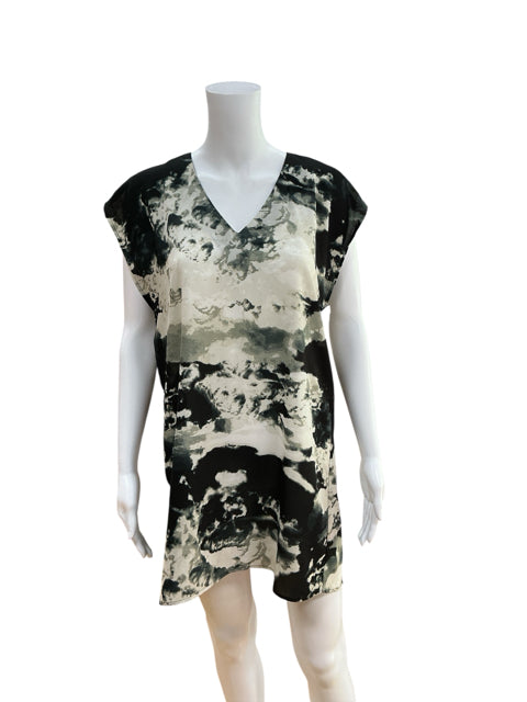 Front view of 5/48 Black/Cream/Gray Print Pre-Owned Ladies Dress - Size XS displayed on mannequin. Tunic style with modern abstract pattern.