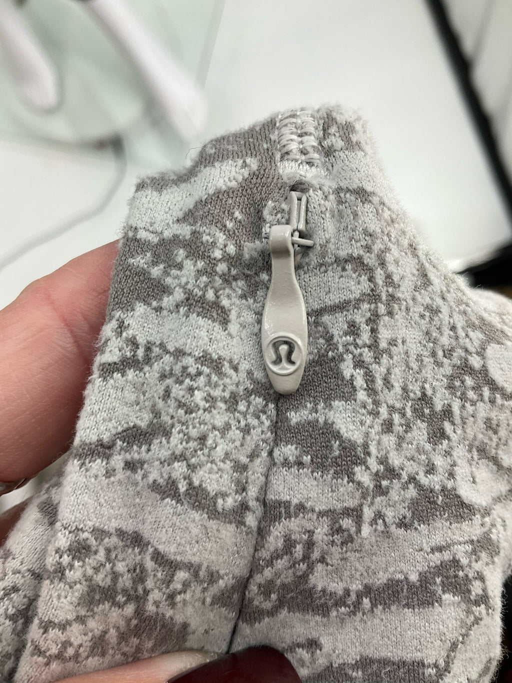 Lululemon Gray Sweatshirt Pre-Owned Ladies Top -  Size 8