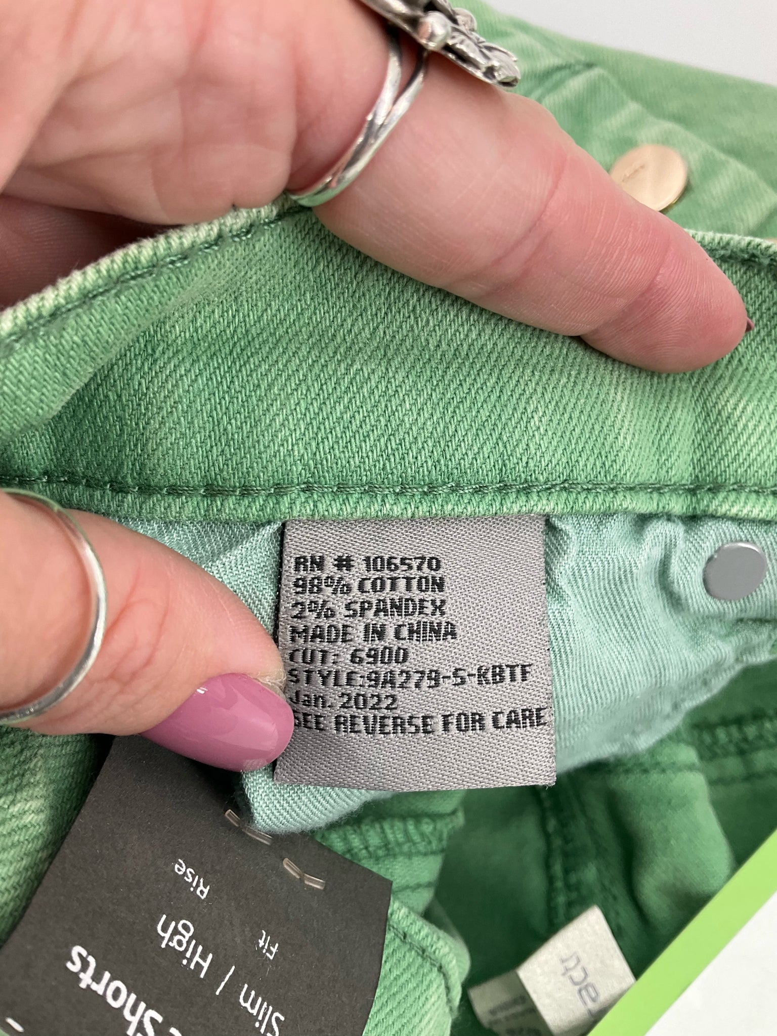 tractr Green Solid Pre-Owned Ladies New With Tags Shorts - Size 6