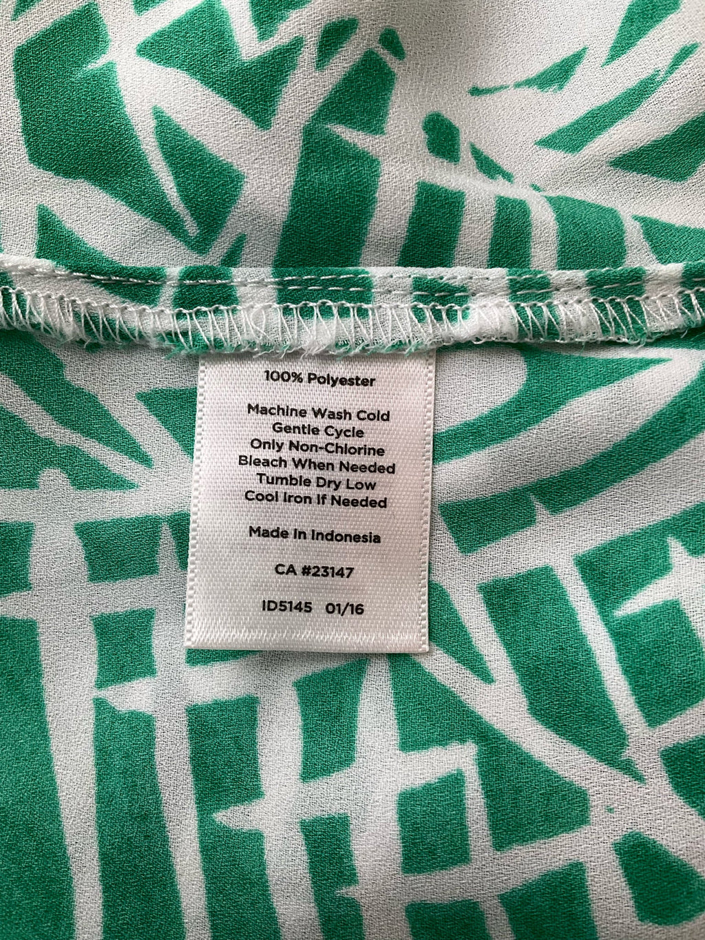 Talbots Green/White Print Pre-Owned Ladies Top - Size 4 Petite