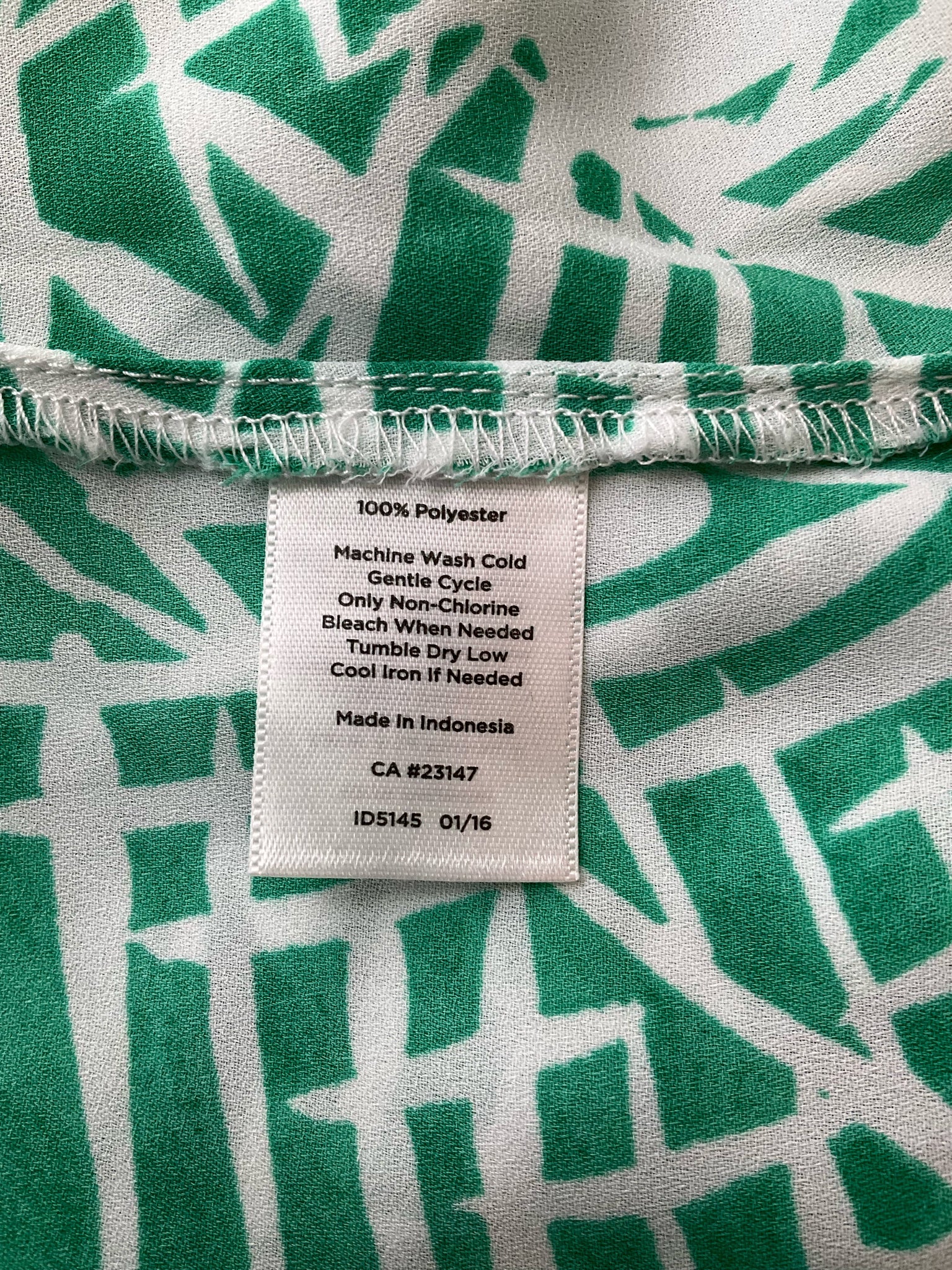 Talbots Green/White Print Pre-Owned Ladies Top - Size 4 Petite