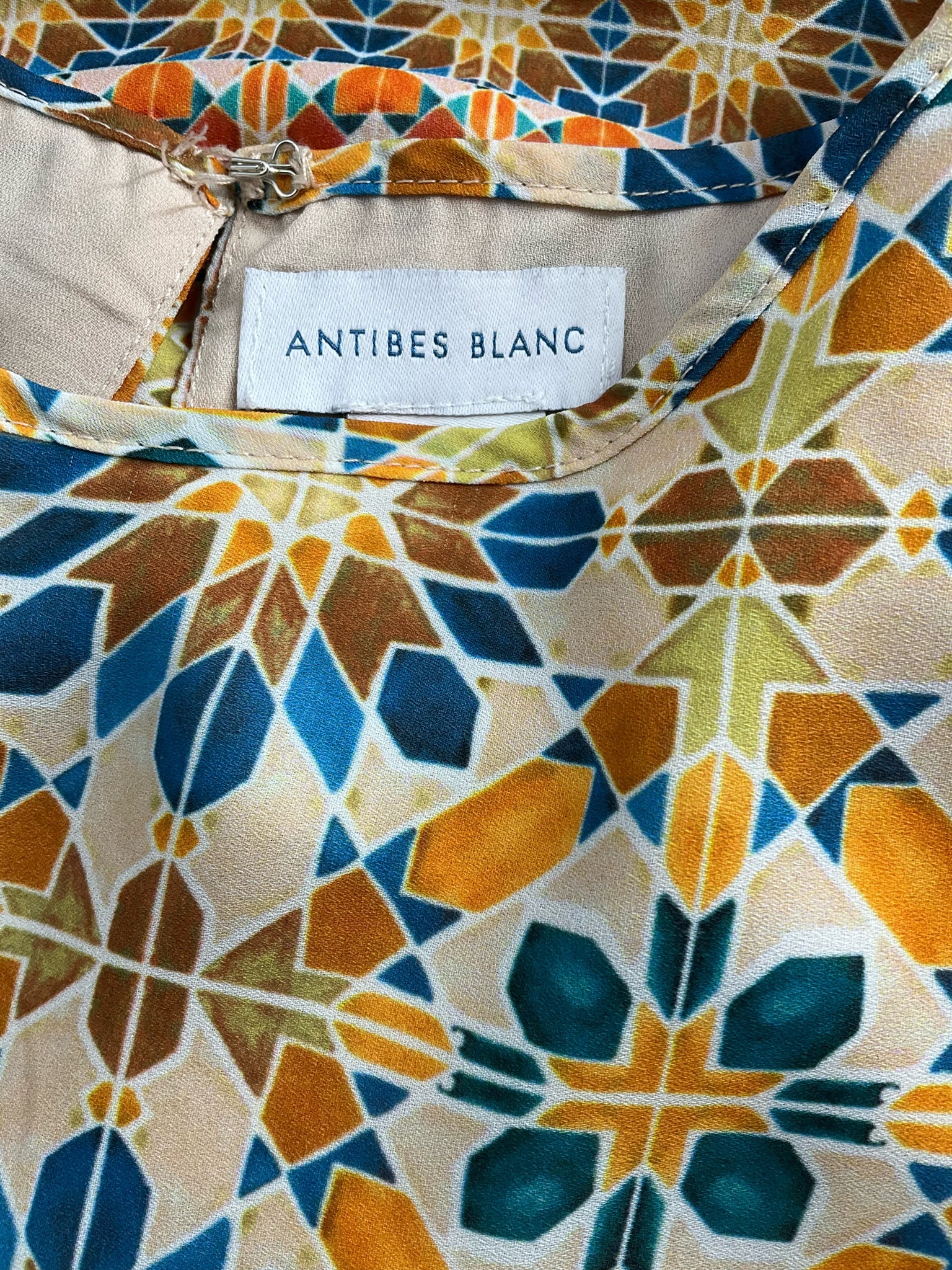 Antibes Blanc - tan/blue/orange Print Pre-Owned Casual Top - Size Large