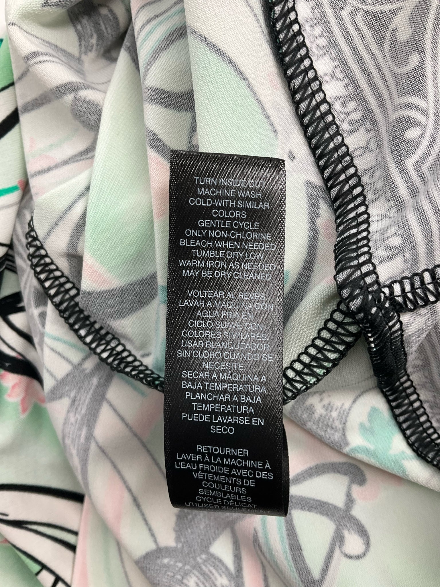 White House Black Market White/Black/Mint Print Pre-Owned Ladies Top - Size Small