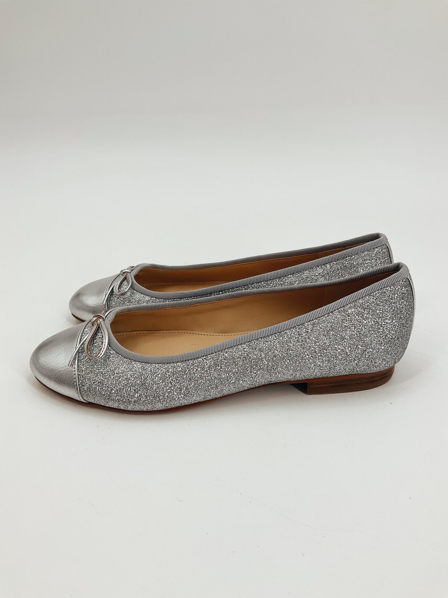 Marc Fisher Silver Glitter Pre-Owned Ladies Flats - Size 7.5