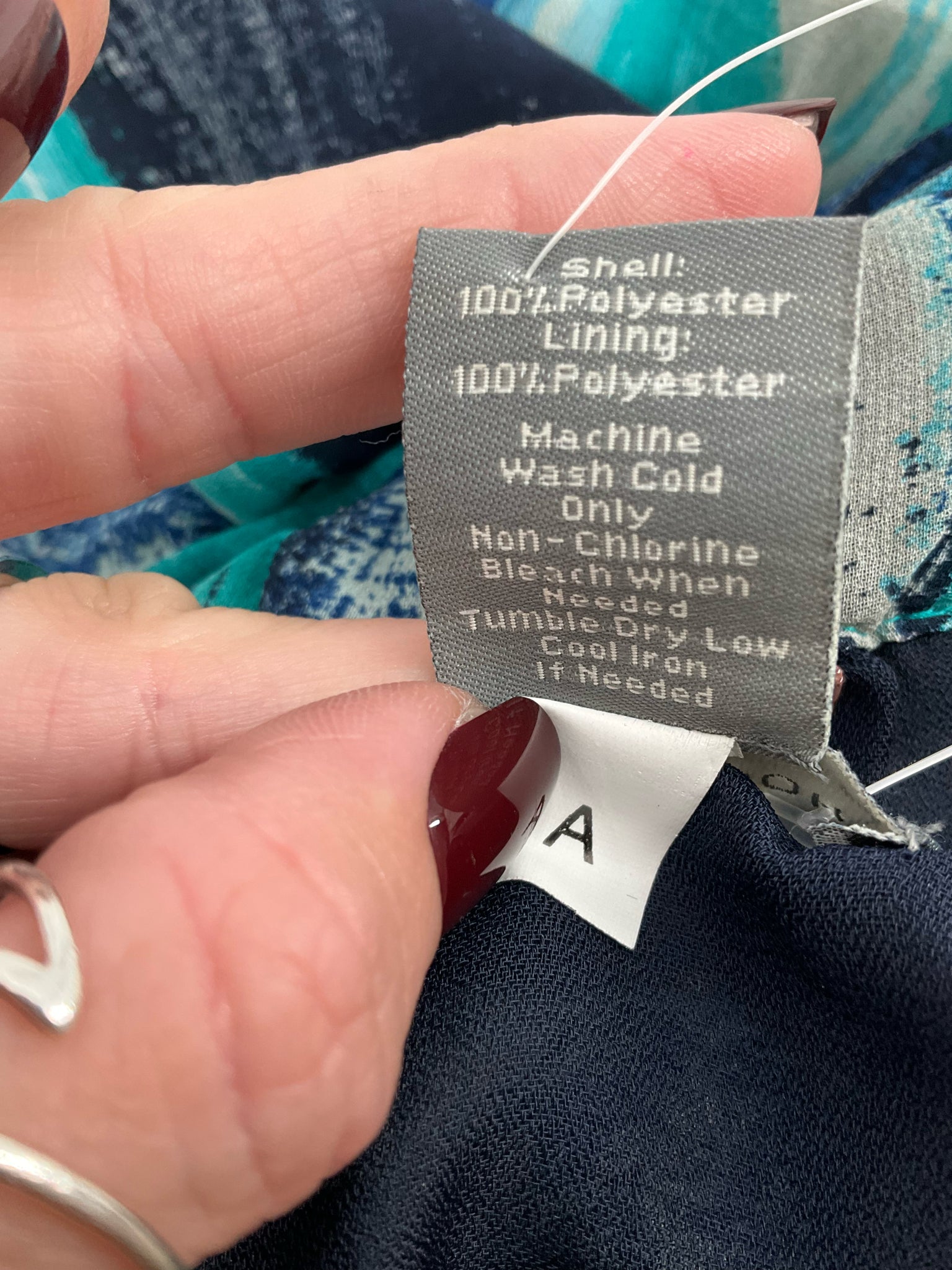 Ann Taylor Navy/Turquoise Print Pre-Owned Ladies Top - Size 6