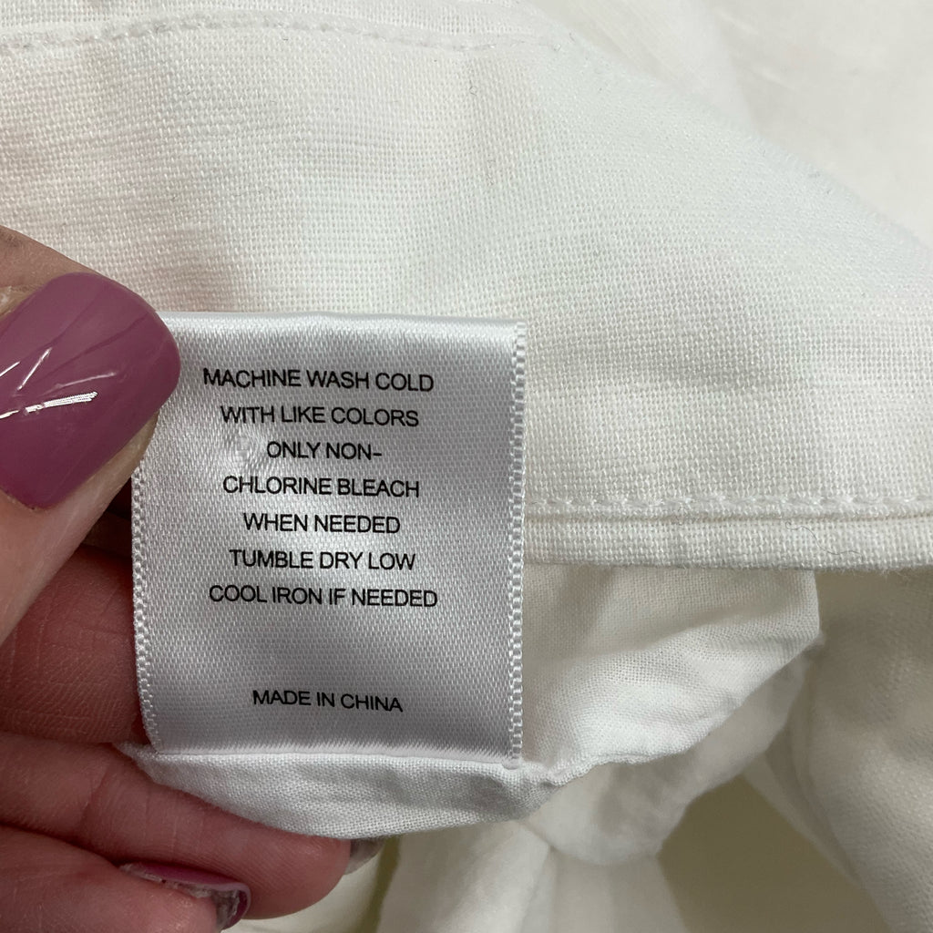 a loves a White Solid Pre-Owned Ladies Shorts - Size 2