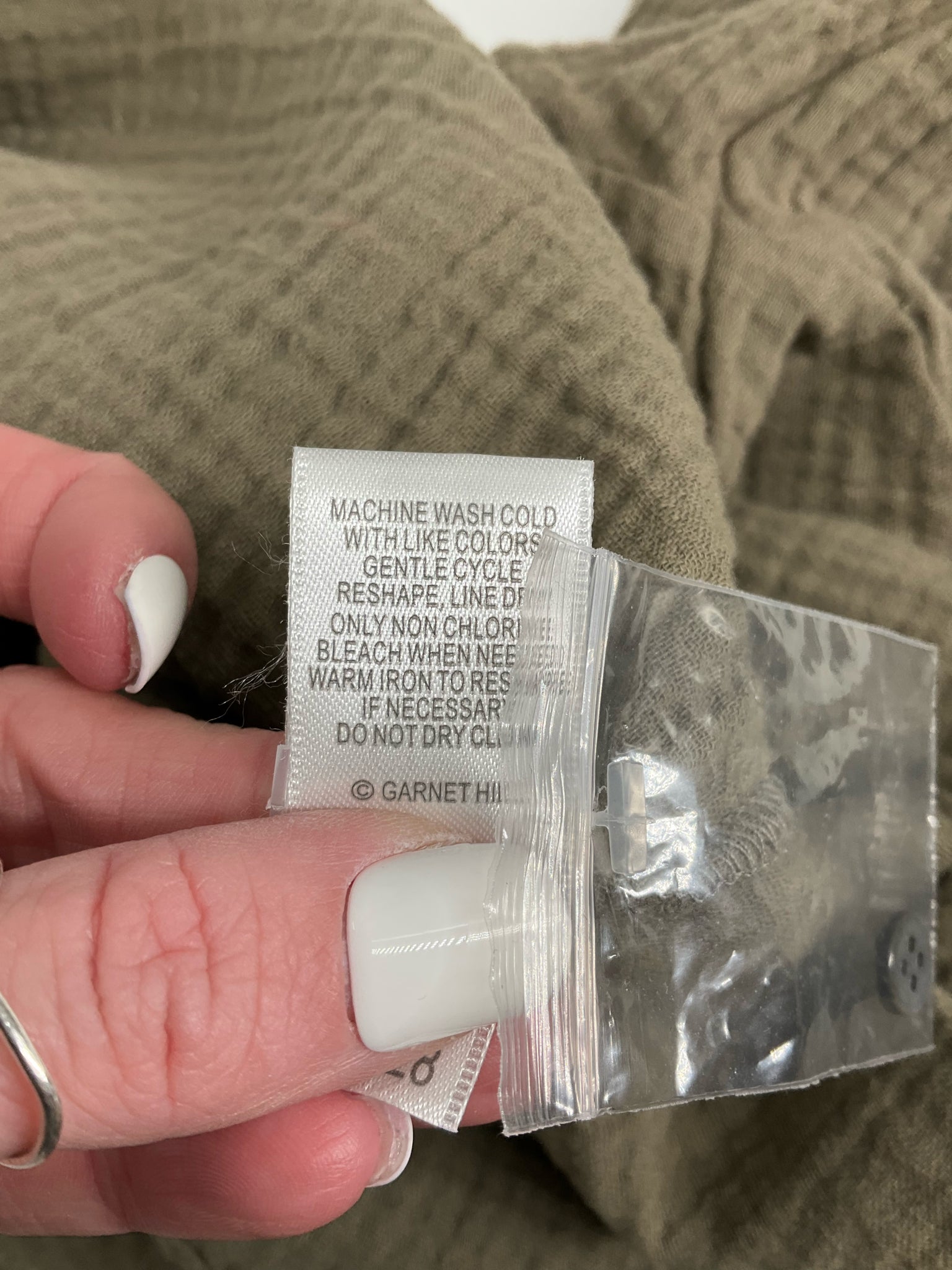 Garnet Hill Army Green Solid Pre-Owned Ladies Top - Size 18