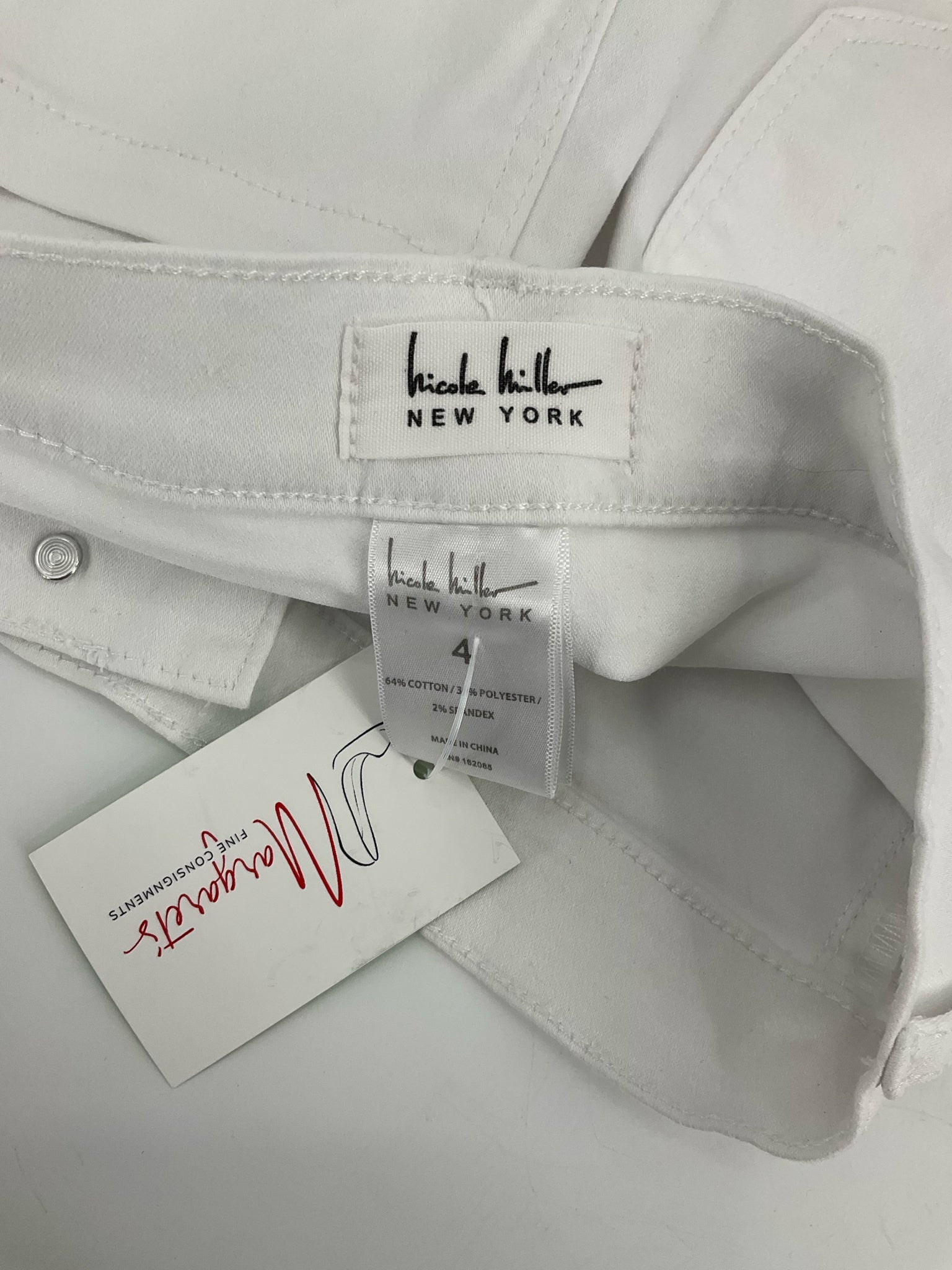 Nicole Miller White Solid Pre-Owned Ladies Shorts - Size 4