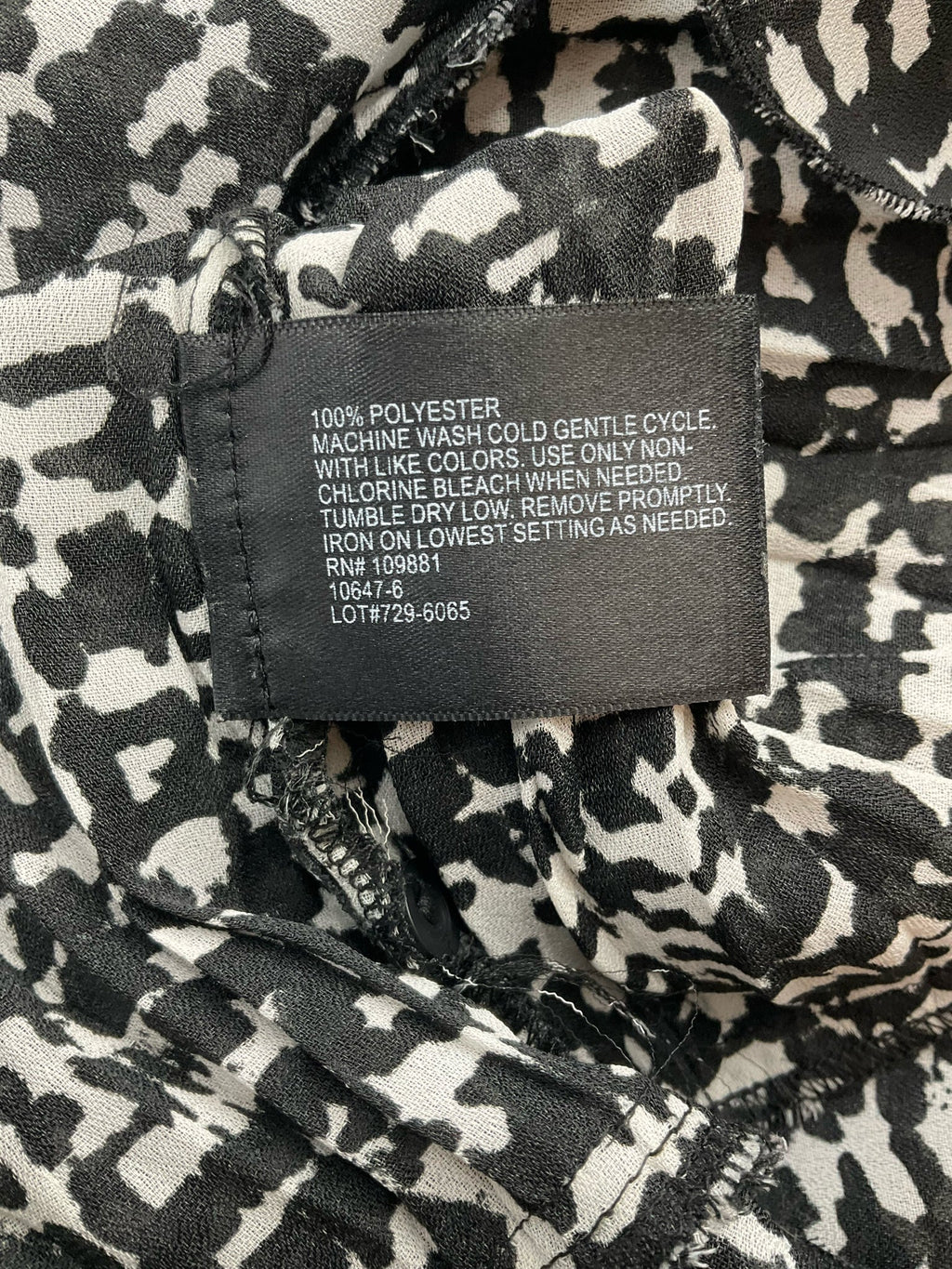 East 5th Black/White Print Pre-Owned Ladies Top - Size Small Petite