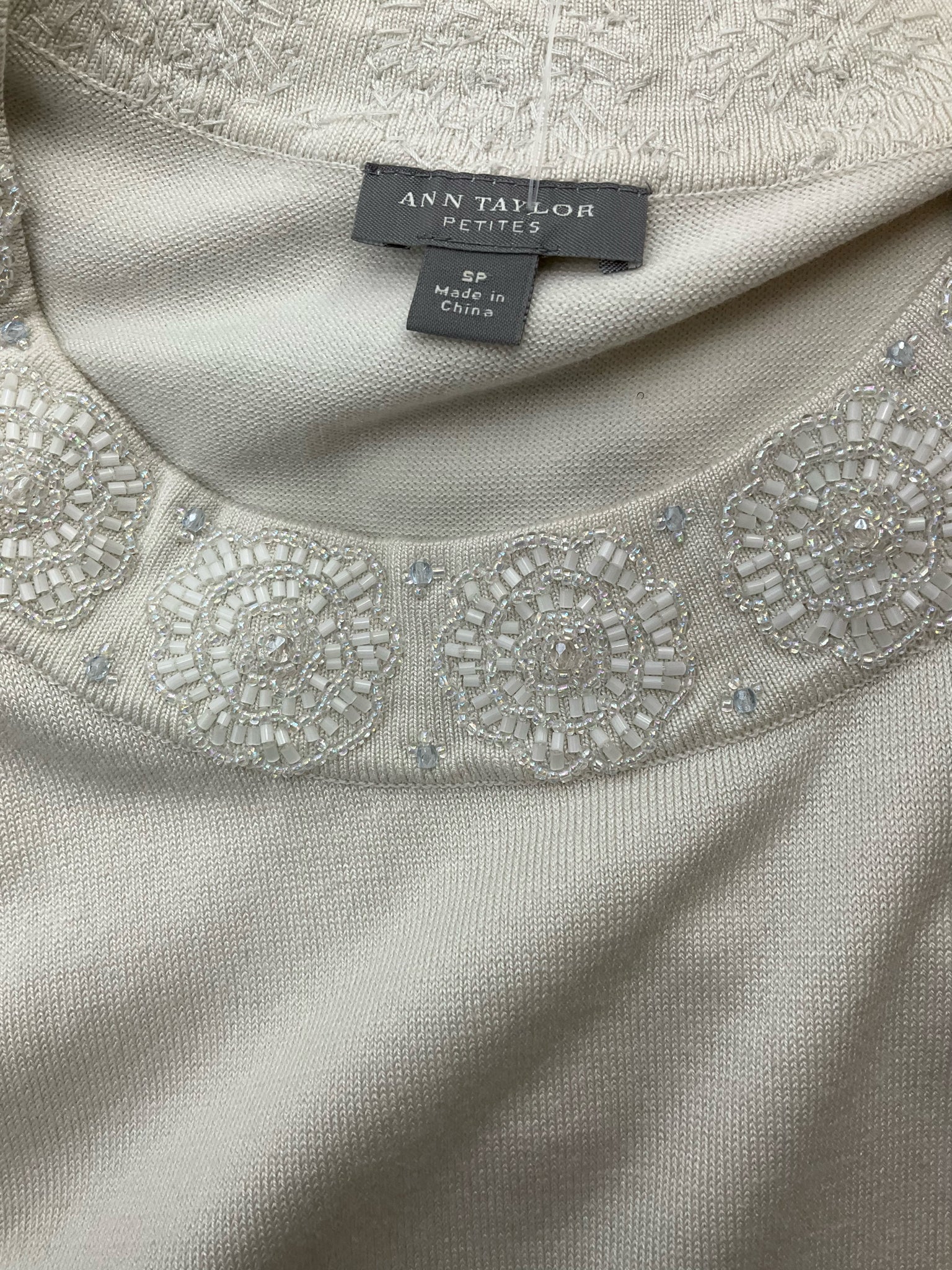 Ann Taylor Cream Beaded Pre-Owned Ladies Top - Size Small Petite