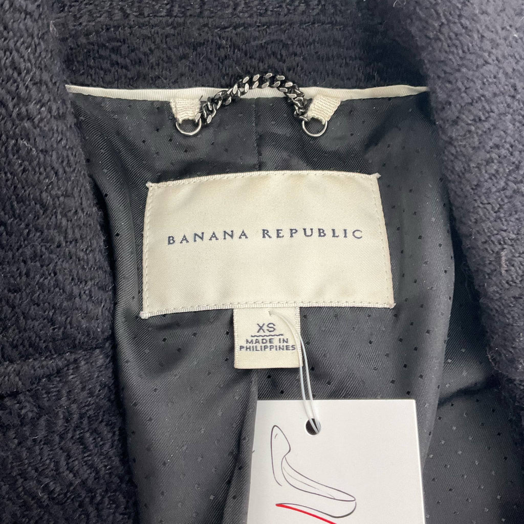 Interior label of Banana Republic Black Textured Wool-Blend Coat – Size XS, confirming brand authenticity and size, made in the Philippines.