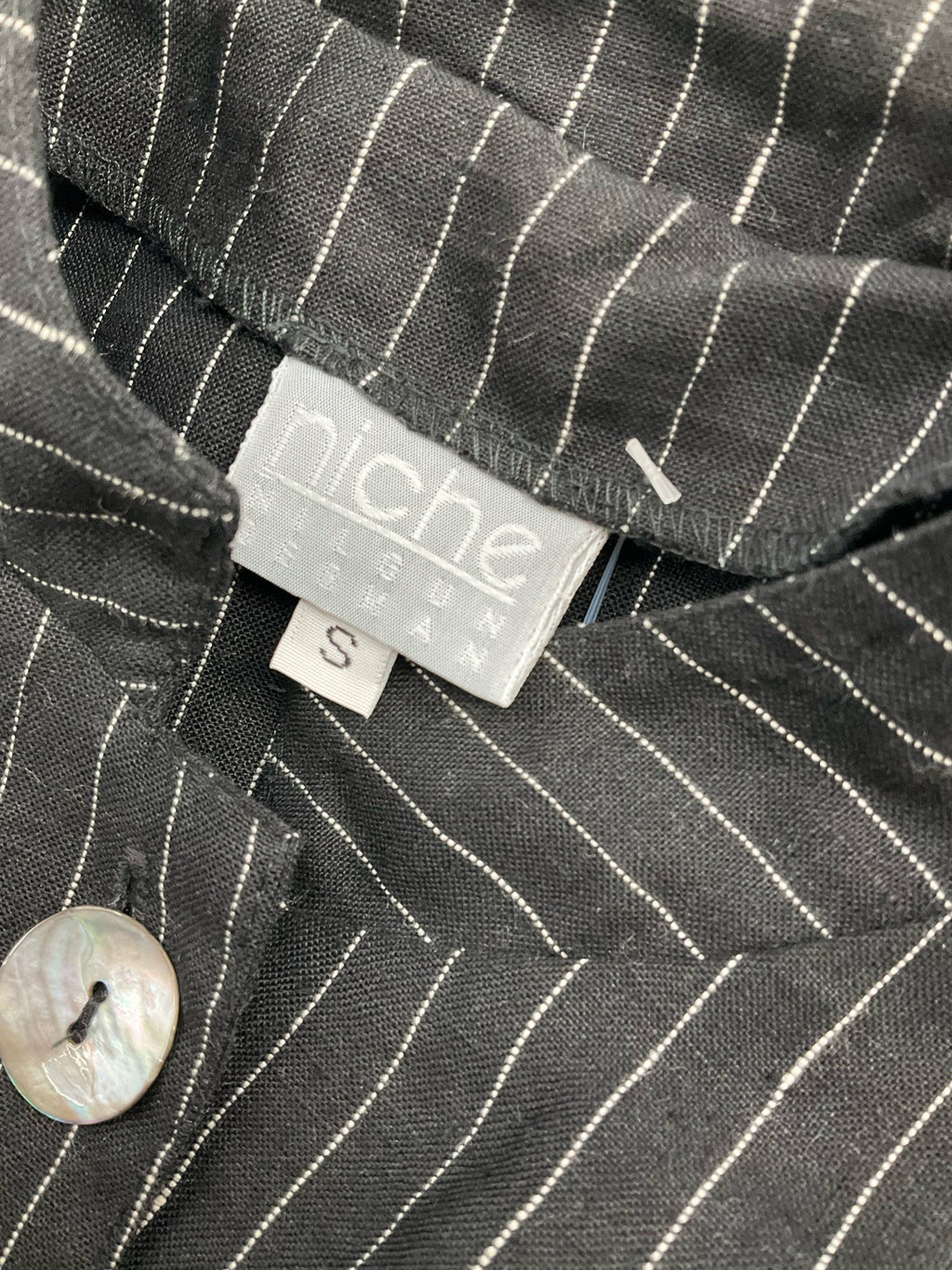 Niche Essentials black and white pinstripe pre-owned ladies top, size small, featuring a casual lagenlook design.