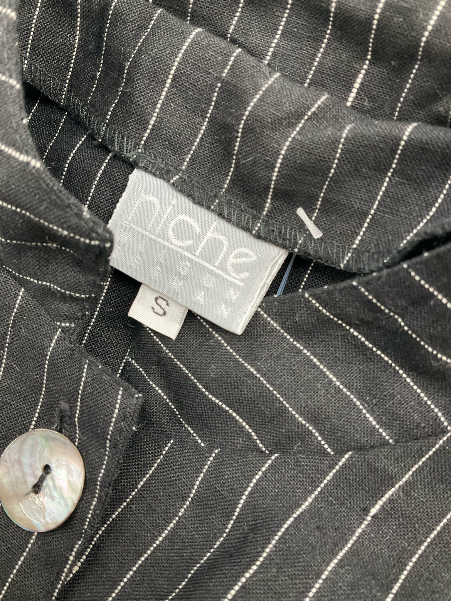 Niche Essentials black and white pinstripe pre-owned ladies top, size small, featuring a casual lagenlook design.