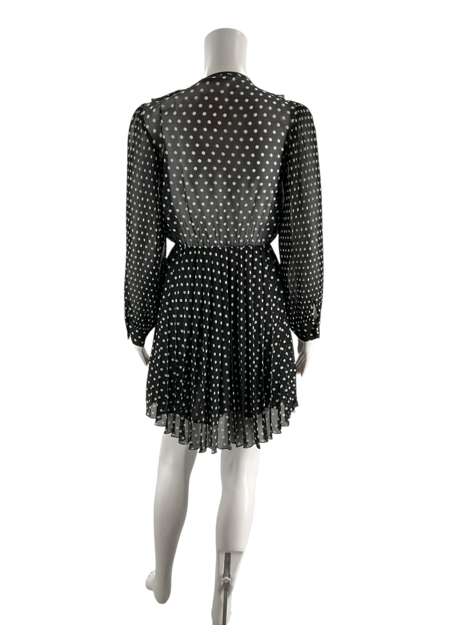 Black and white Zara mini dress with A-line cut and Peter Pan collar, vintage-inspired style, size XS.