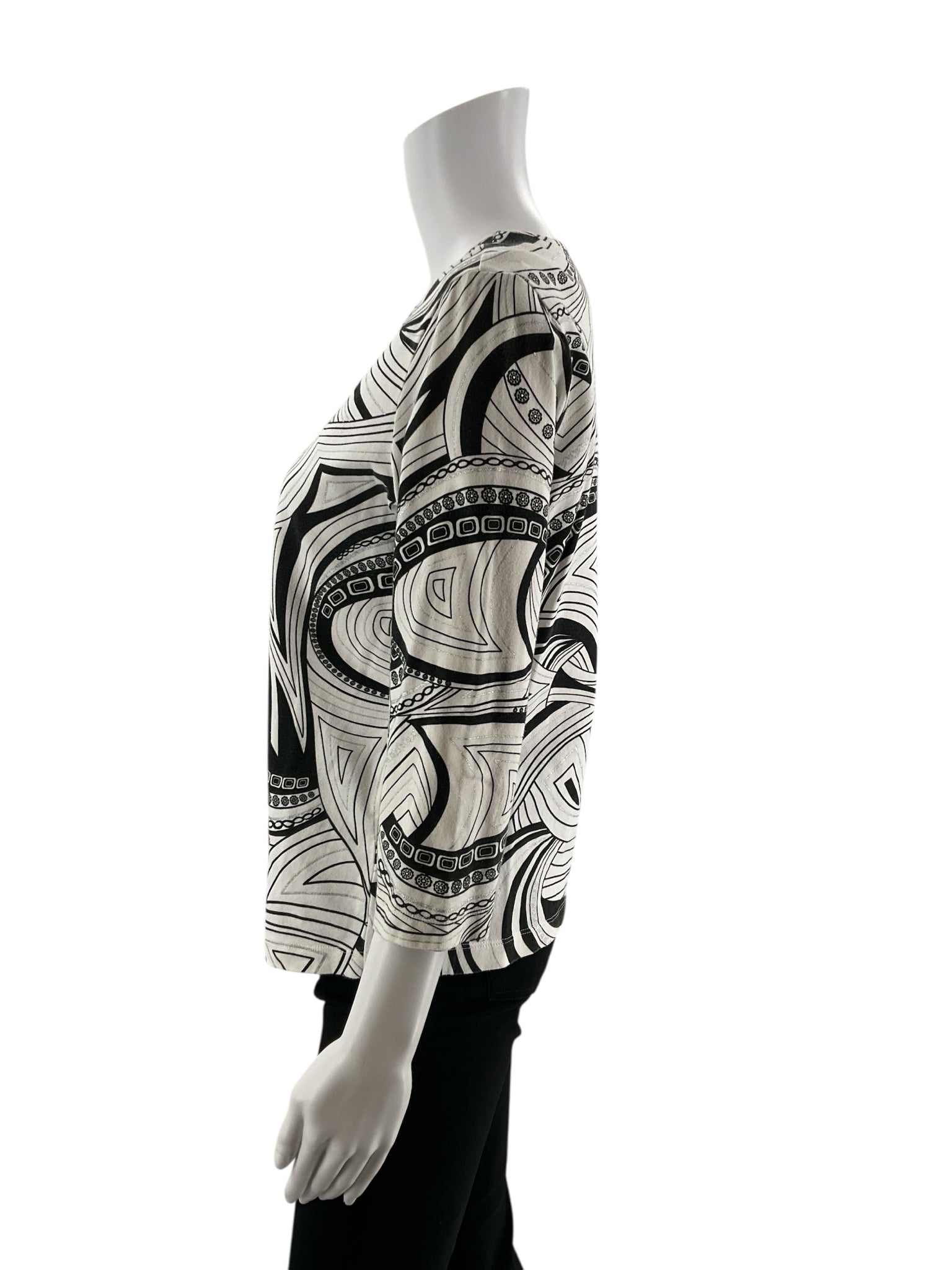 Chico's pre-owned white and black print V-neck pullover top in size medium displayed on a neutral background.
