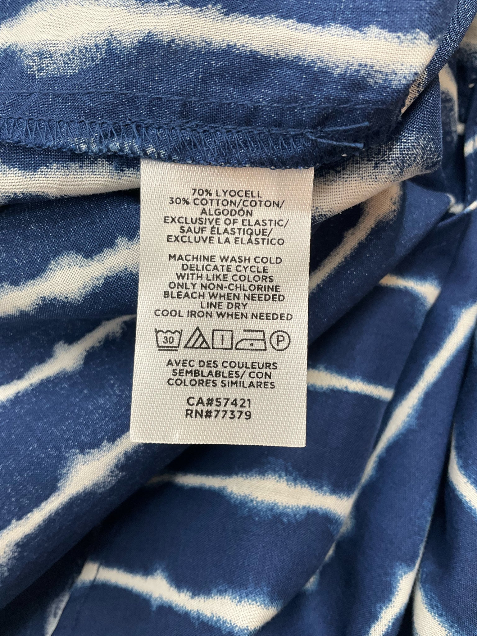 Ann Taylor navy and white print ladies top in relaxed fit, split neck style, size XS, showcasing bohemian casual design.