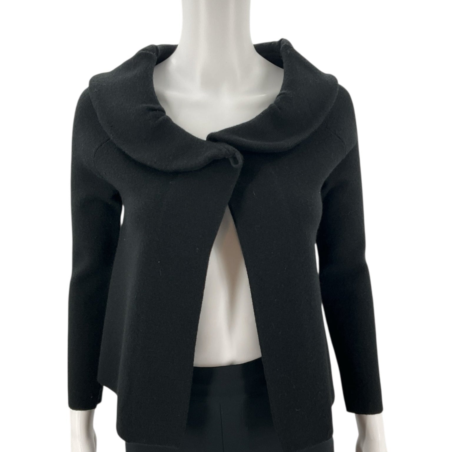Front view of J Crew Black Solid Pre-Owned Top - Size XS on mannequin, featuring a structured collar and open front design.