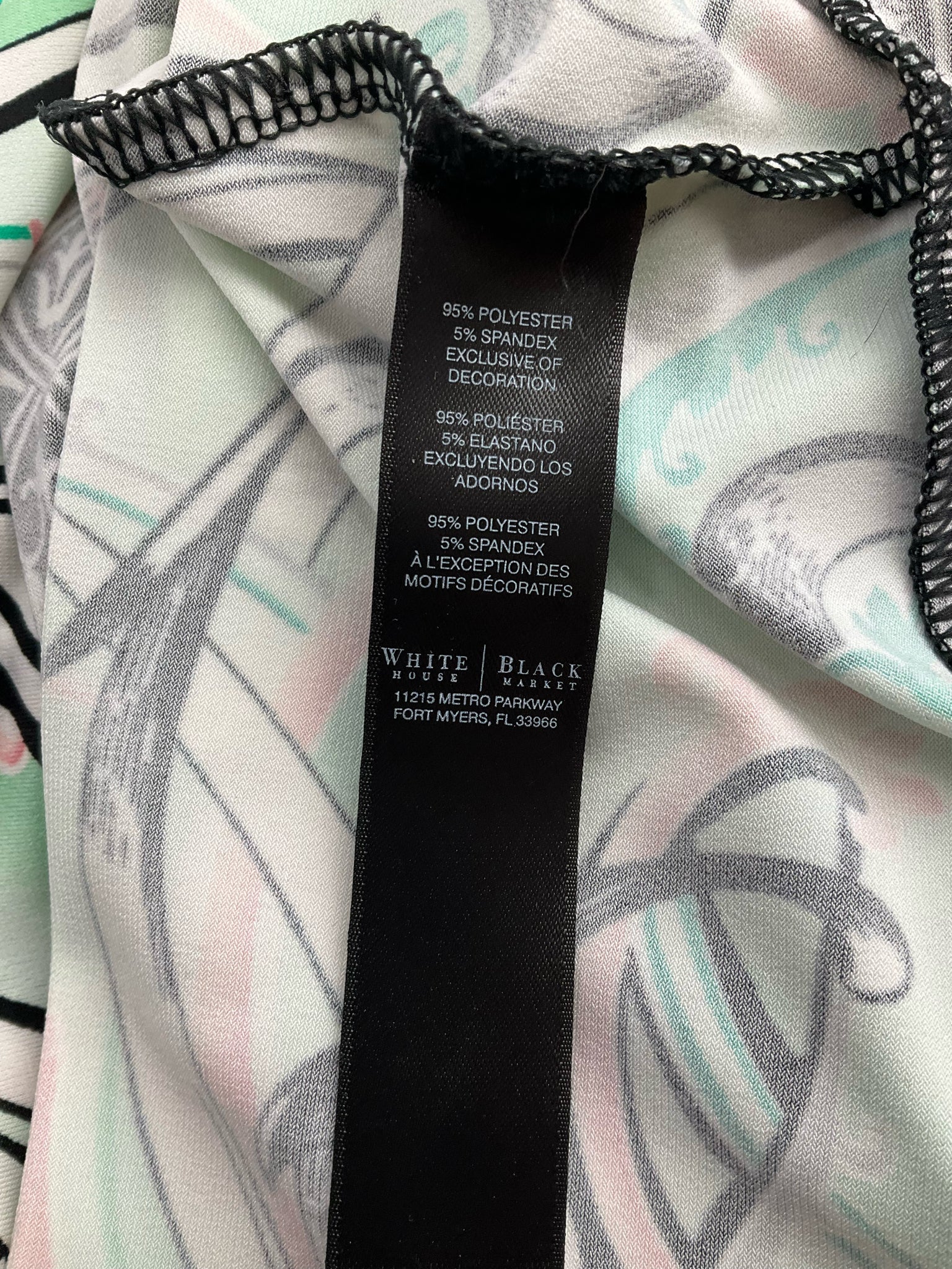 White House Black Market White/Black/Mint Print Pre-Owned Ladies Top - Size Small