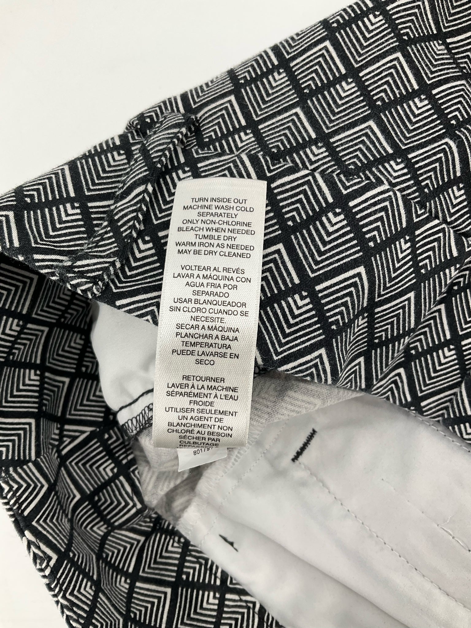 White House Black Market Black/White Print Pre-Owned Ladies Shorts - Size 10
