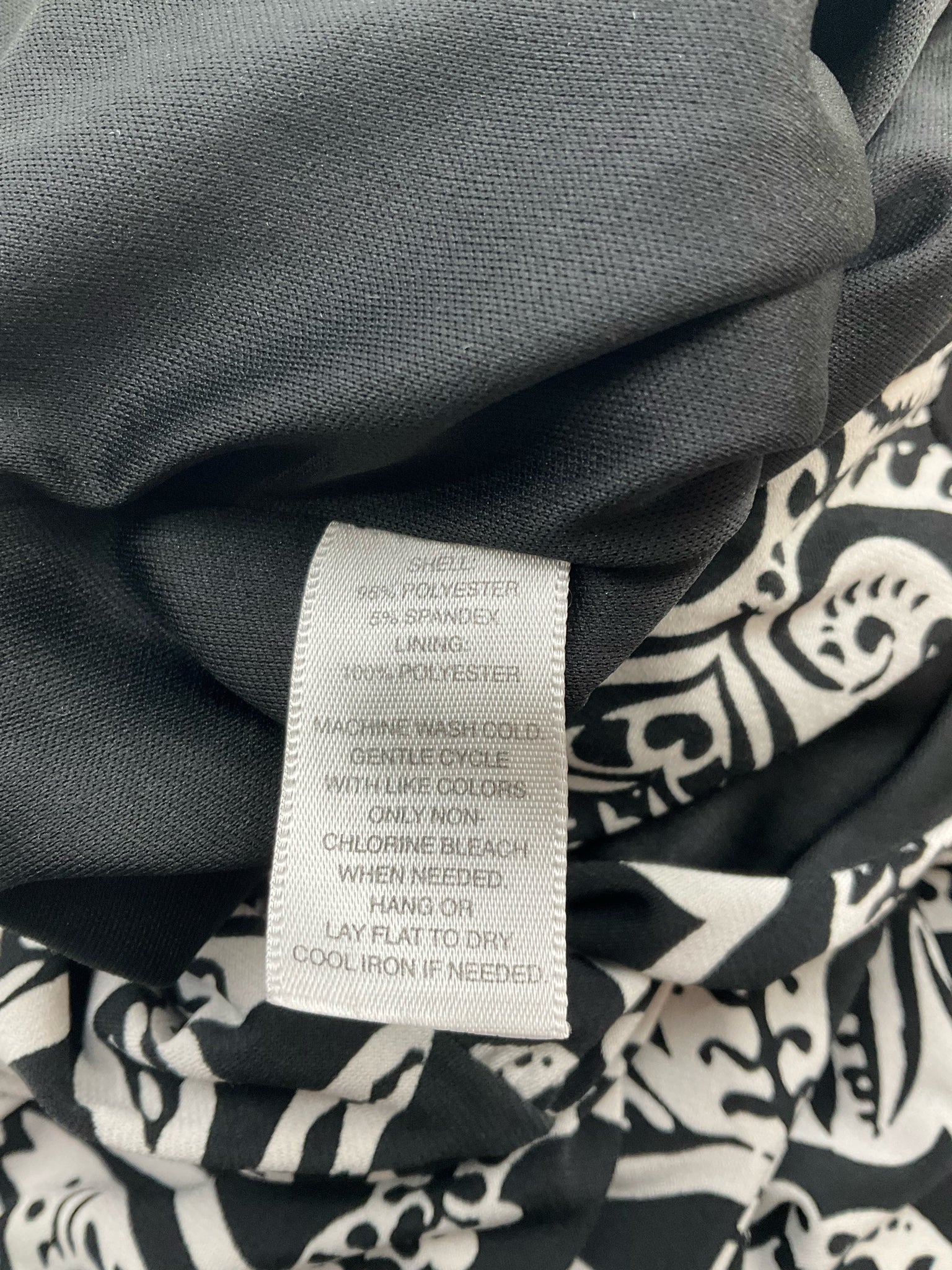 White House Black Market Black/White Print Pre-Owned Ladies Dress - Size 8