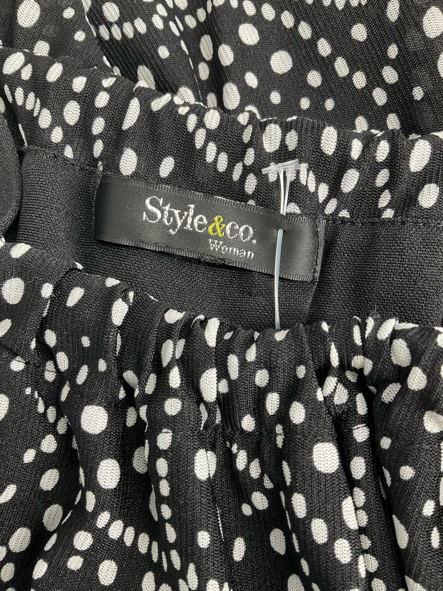 Style & Co Black/White Dots Pre-Owned Ladies Top - Size 0X