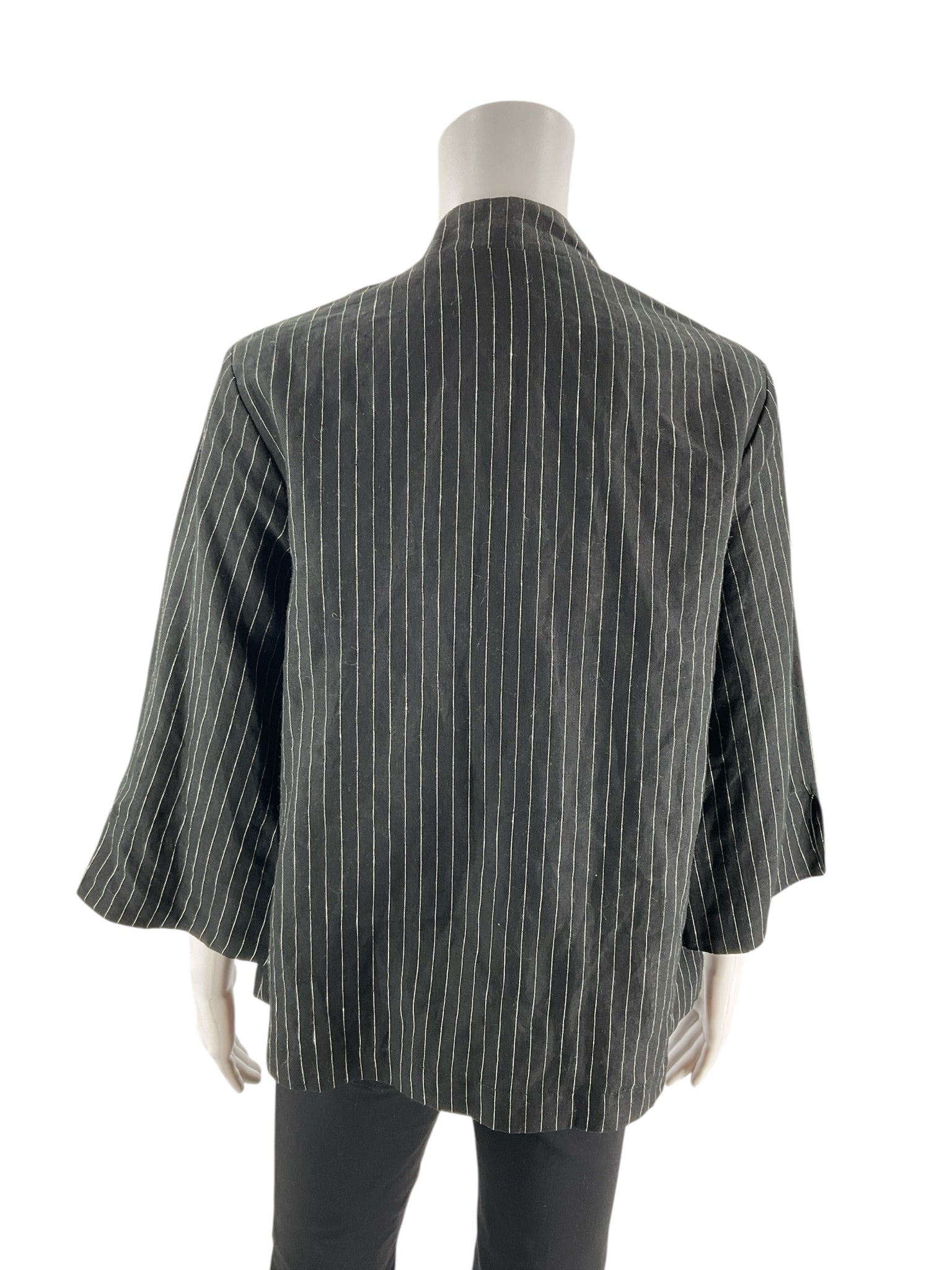 Niche Essentials black and white pinstripe pre-owned ladies top, size small, featuring a casual laganlook design.