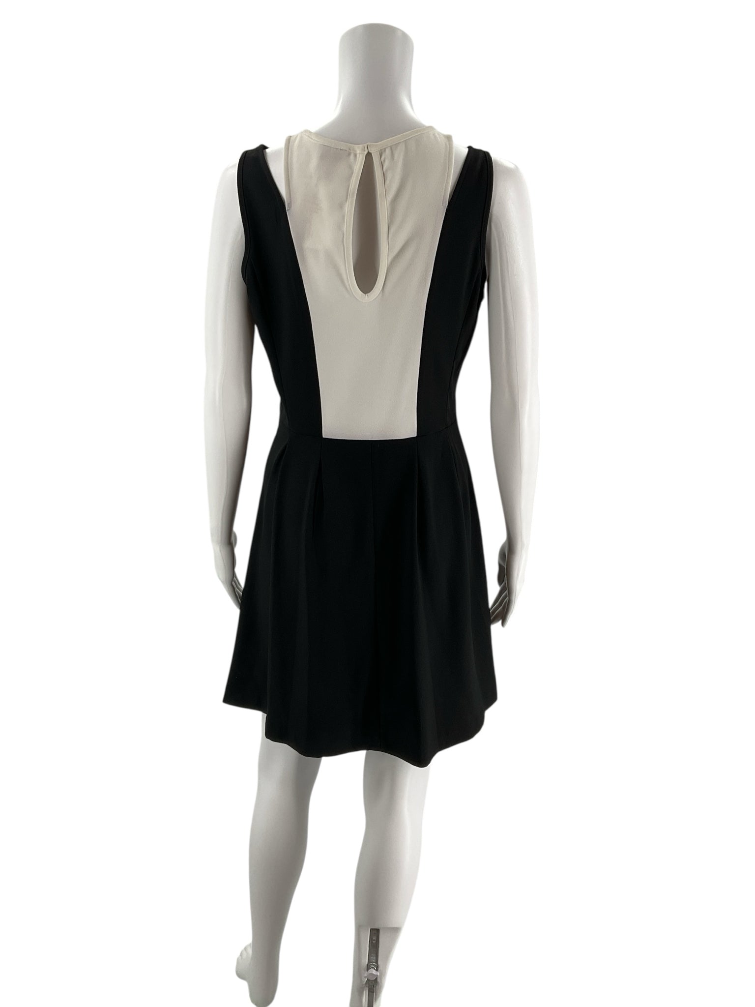 5/48 White/Black Pre-Owned Ladies New With Tags Dress - Size 6