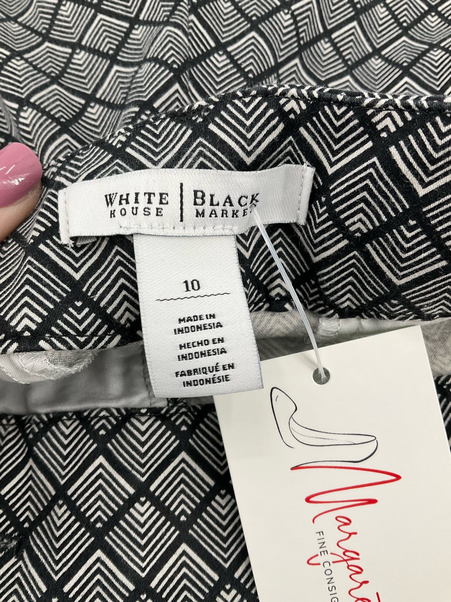 White House Black Market Black/White Print Pre-Owned Ladies Shorts - Size 10