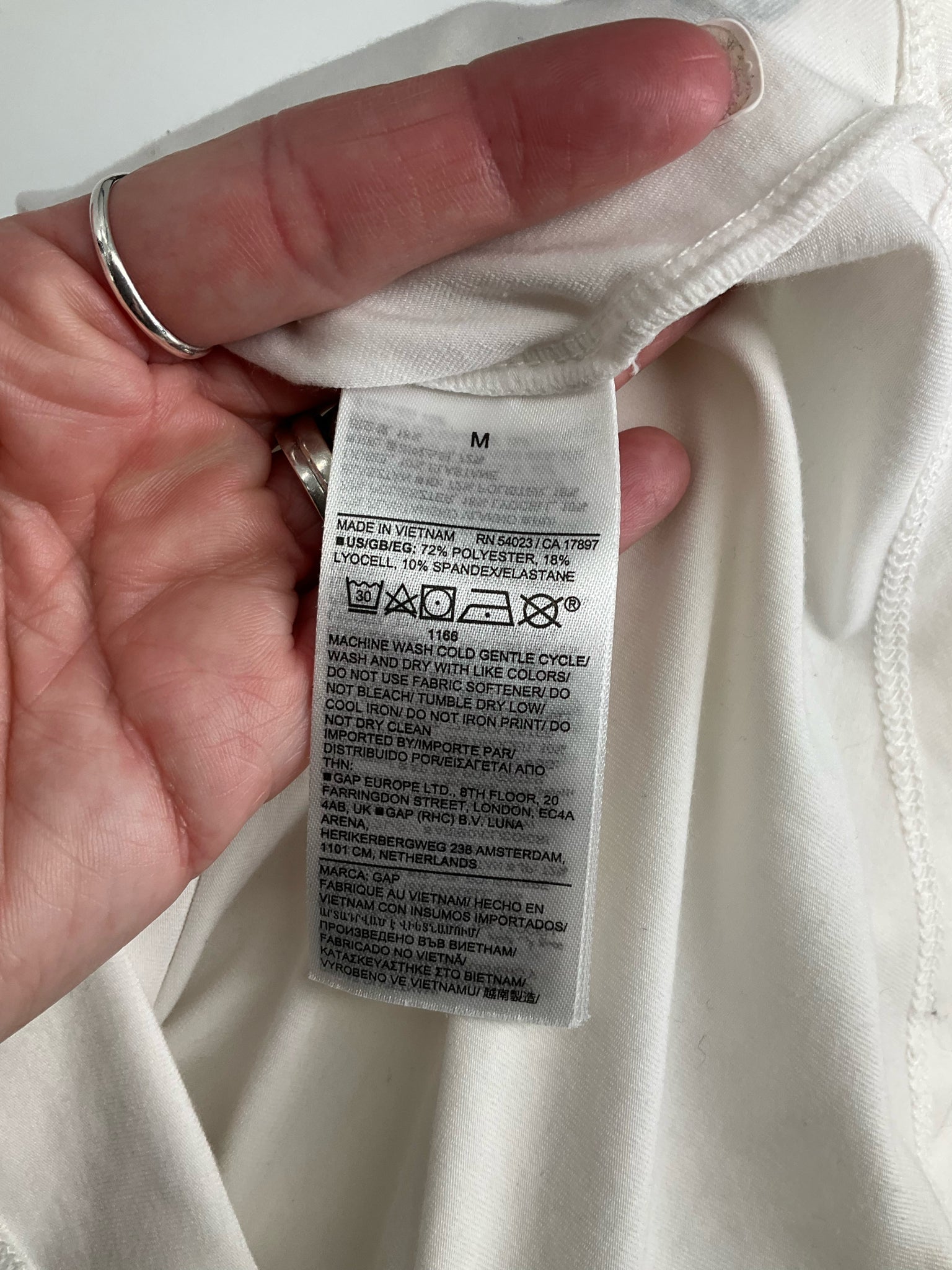 Gap fit - White Solid Pre-Owned Ladies Casual Top -  Size M